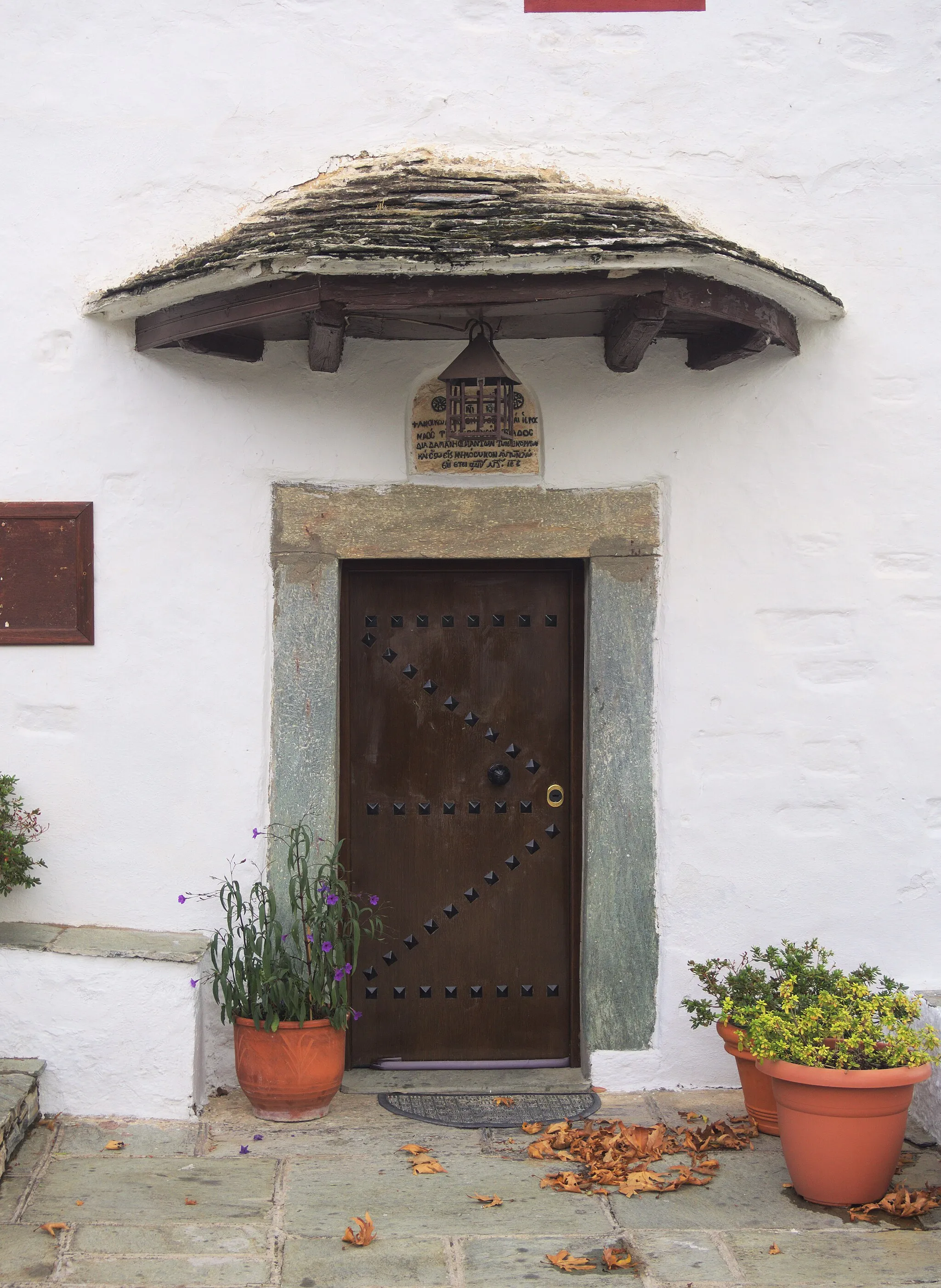 Photo showing: The west entrance of Holy Trinity church in Ano Volos.