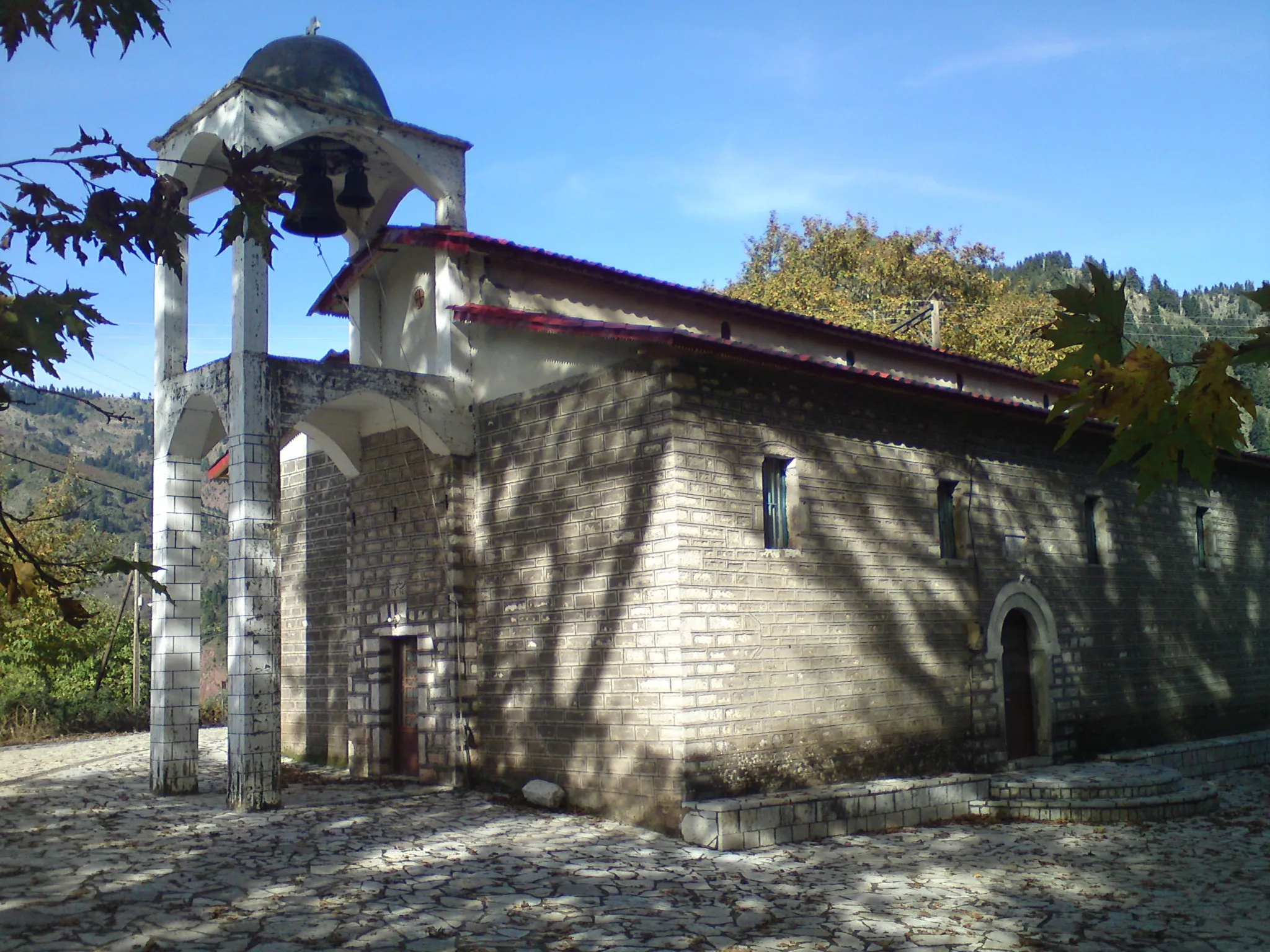 Photo showing: The church of Agioi Thodoroi at the main square of Trovato village, in Evritania prefecture, Greece