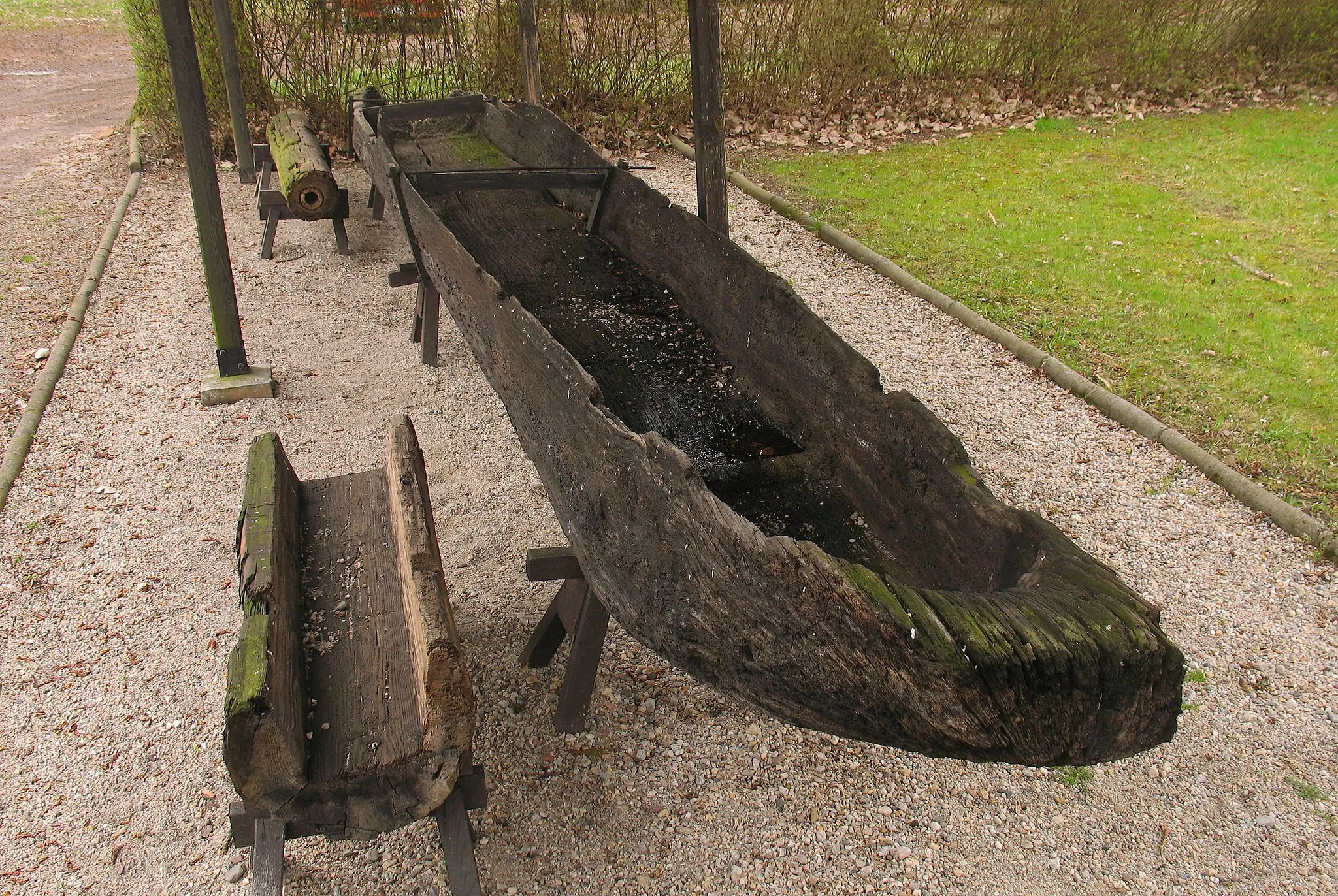 Photo showing: a 10th century dugout boat found in the Oder river in Poland. Presented in the Świdnica museum near Zielona Góra

Łódź dłubanka z Xw. znaleziona w Odrze. Muzeum w Świdnicy (woj. lubuskie)