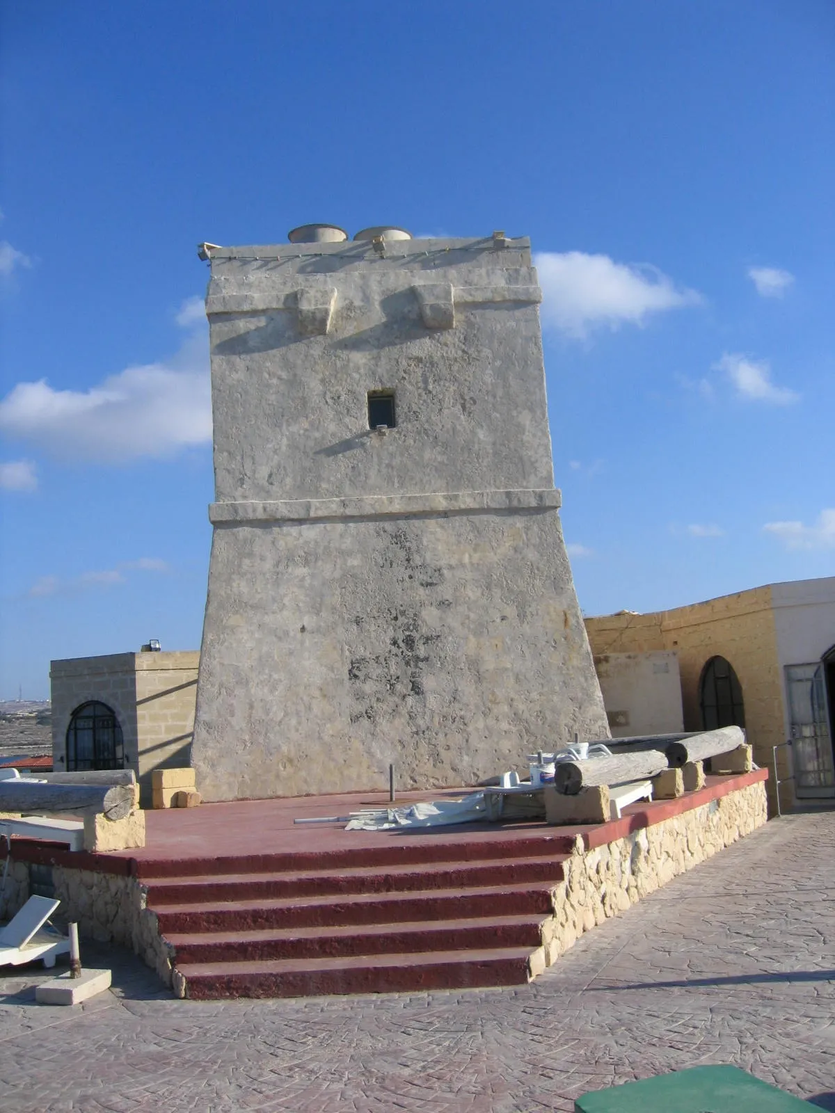 Photo showing: View along the cost from Qawra Tower, to Ghallis tower, with St Mark's tower in the distance, and Madleena tower in the far distance. Near Bugibba, Malta
Copyright H.J.Moyes (harry@shoka.net) Sept 2005. All rights reserved