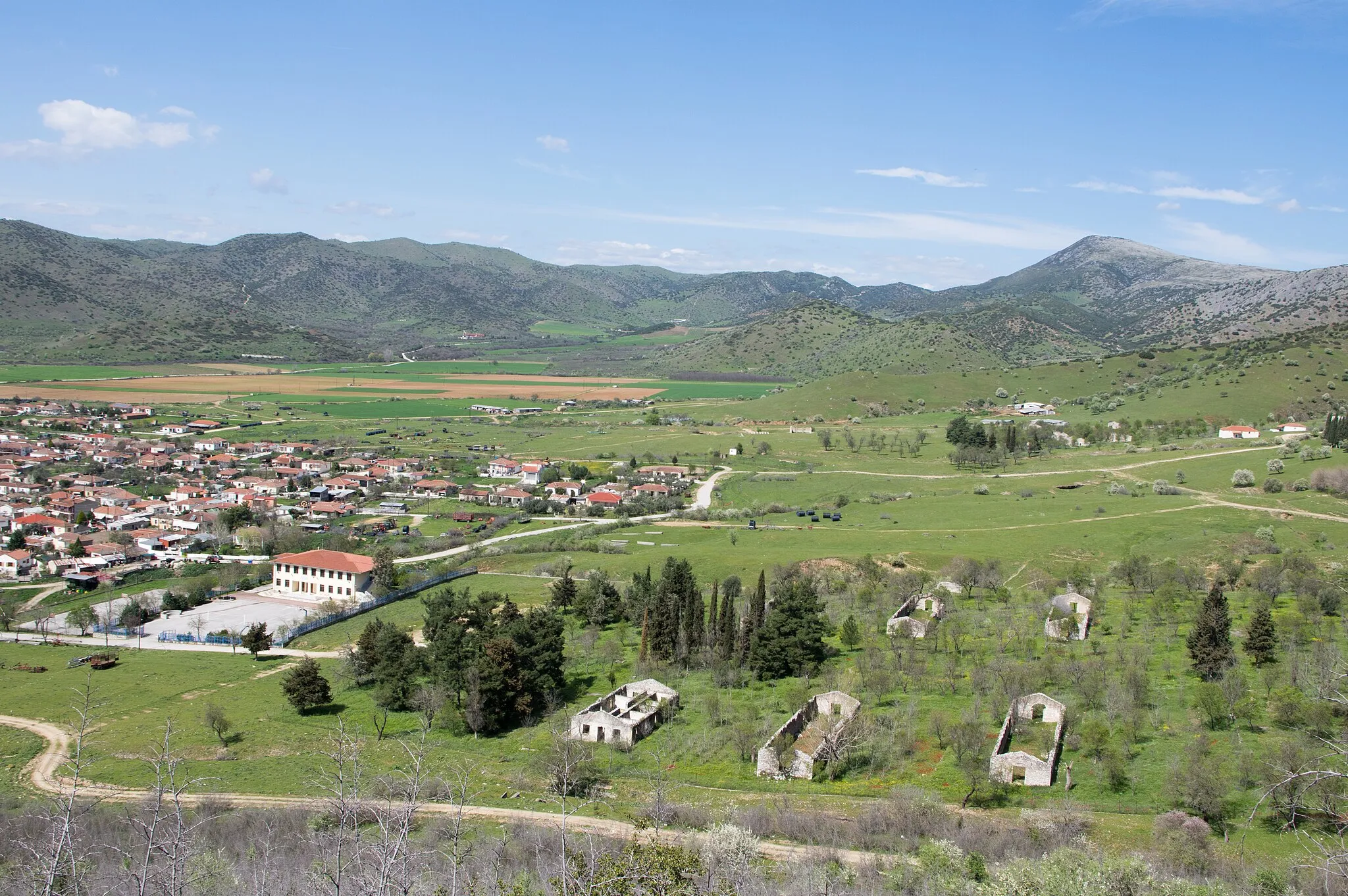 Photo showing: The village of Zarko, as seen from Profitis Ilias. In the background, mount Koutra.