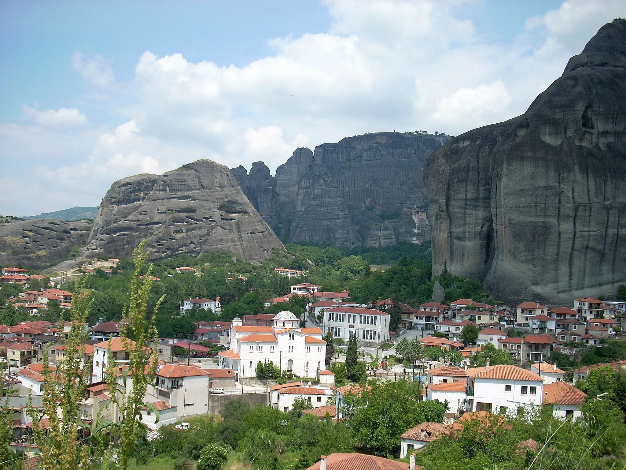 Photo showing: Meteora with view over Kastraki