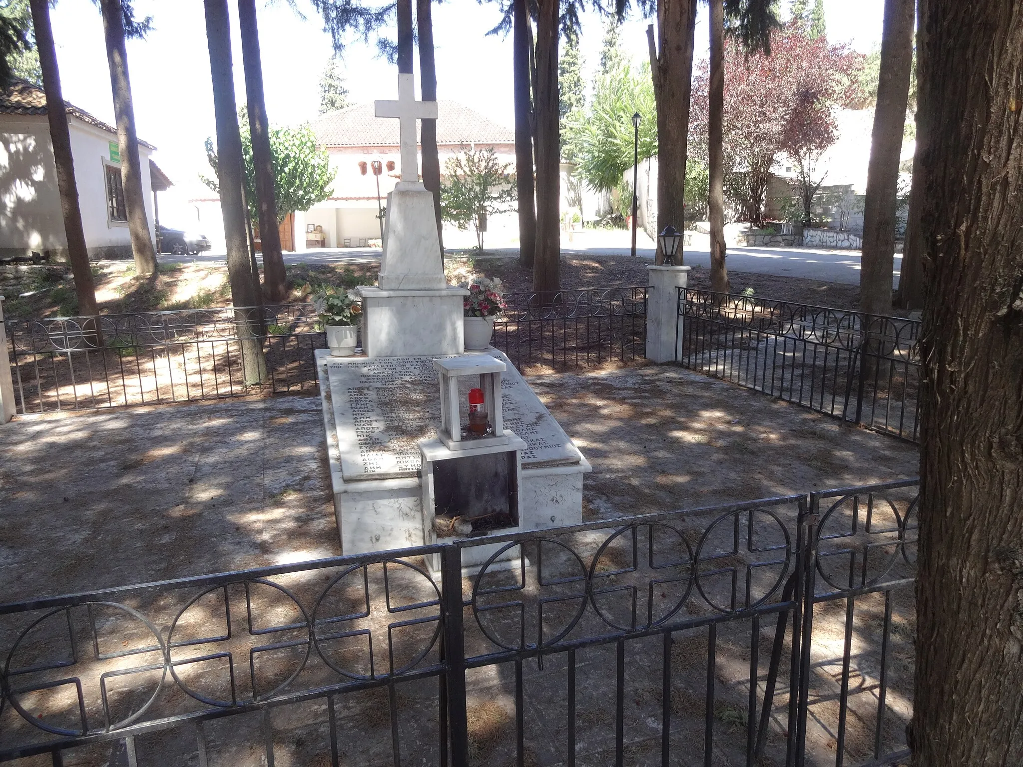 Photo showing: Tsaritsani, Greece. Memorial plate to executed by Italian faschists in 1943 and German Nazi  in 1944.