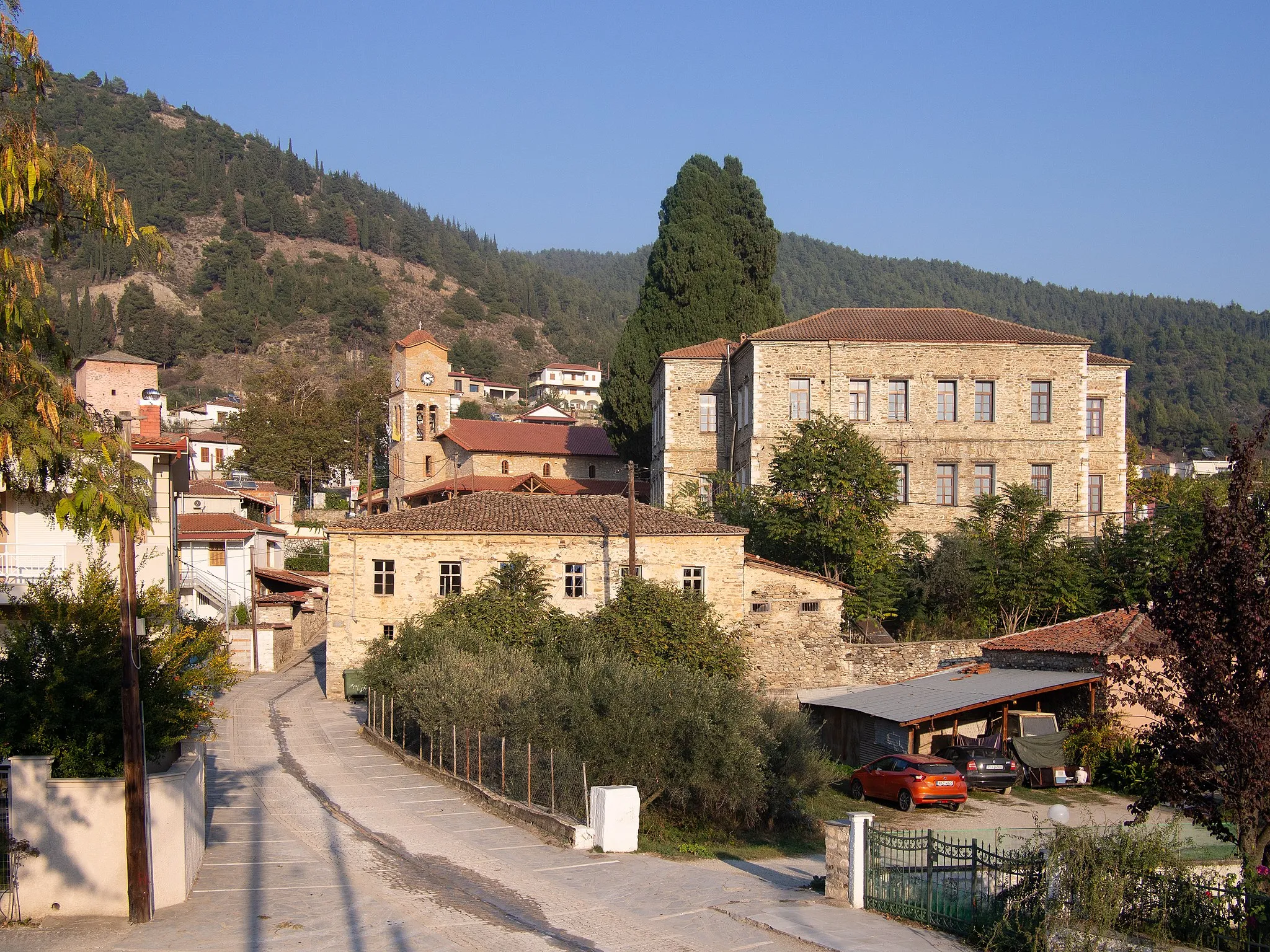 Photo showing: View of Tsaritsani, with Oikonomos School, the church of Theotokos and the tower of Mamtzios.