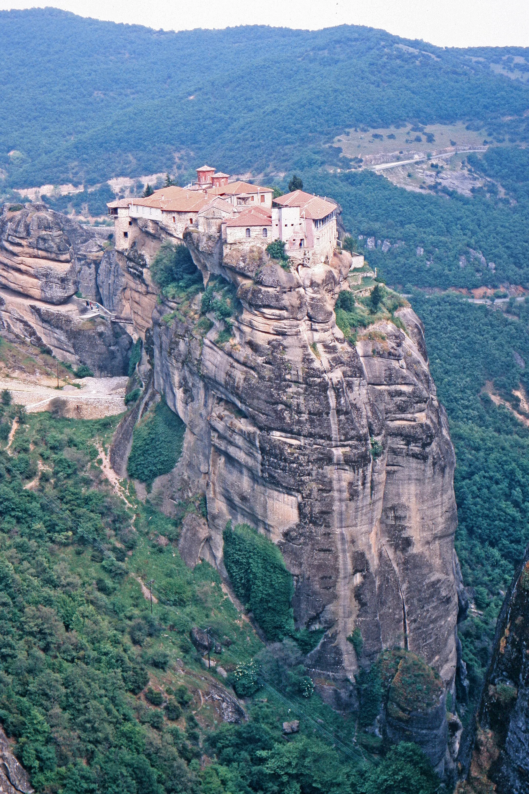 Photo showing: Das Kloster Agía Triáda, ein griechisch-orthodoxes Kloster in der Region Thessalien. Das Kloster ist ein Teil der nahezu unzugängliche liegenden Meteora Klöstern, die auf hohen Felsspitzen liegen und die zum UNESCO-Welterbe gehören.