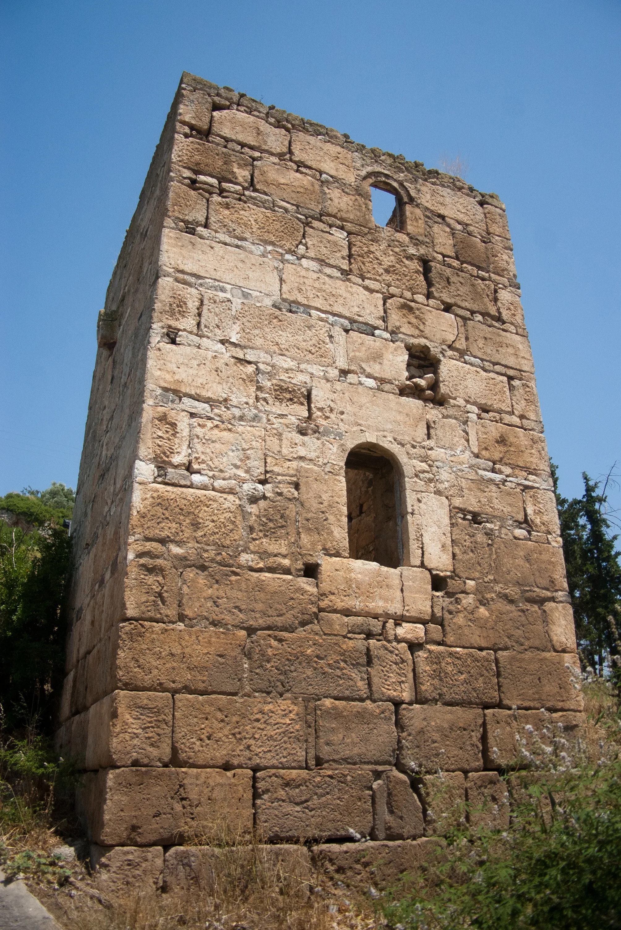 Photo showing: Hellenistic tower with later additions in the village of Achinos, ancient Echinos, Central Greece.