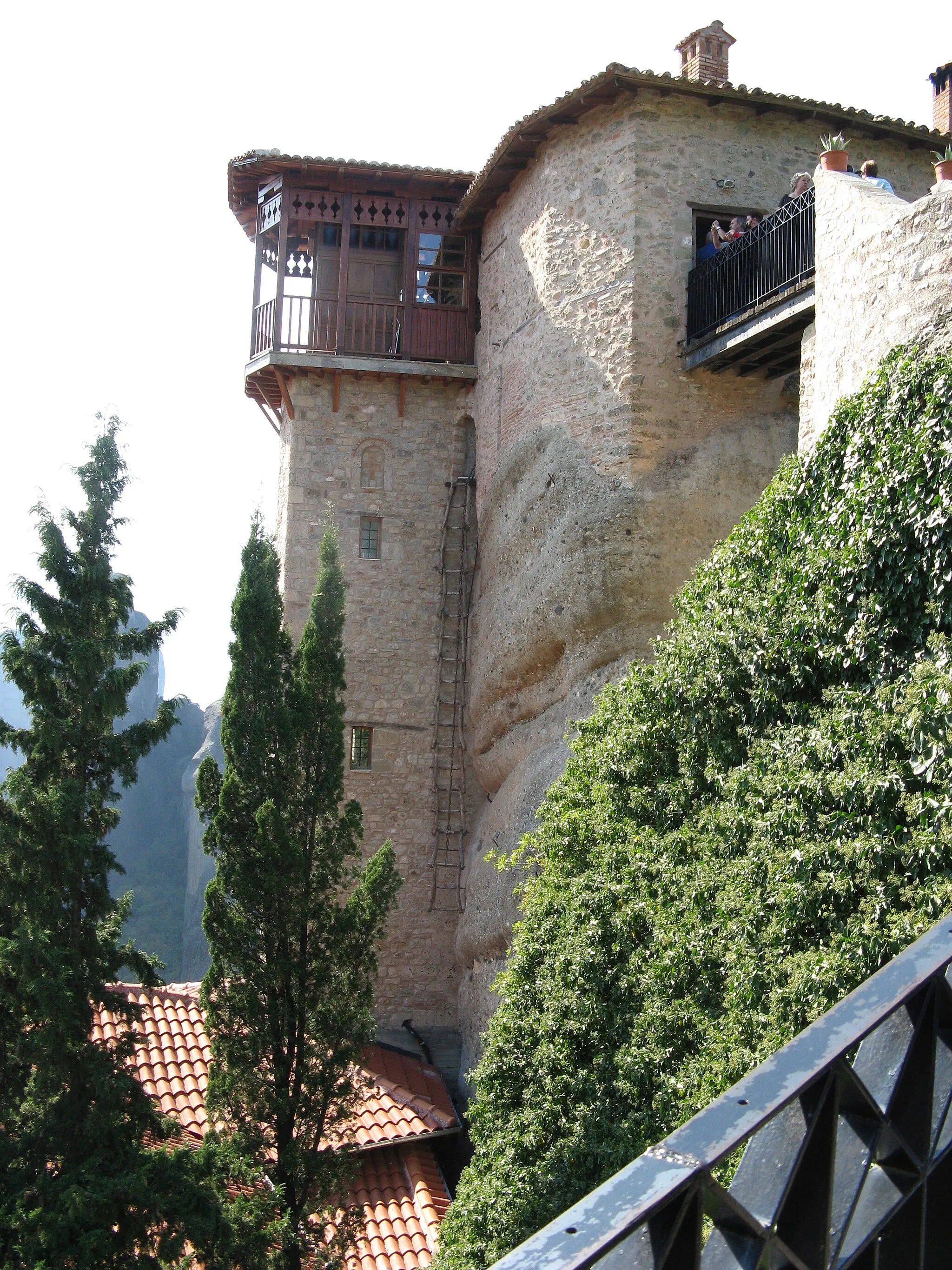 Photo showing: Balcony and Bridge in Moni Rousanou (Meteora)