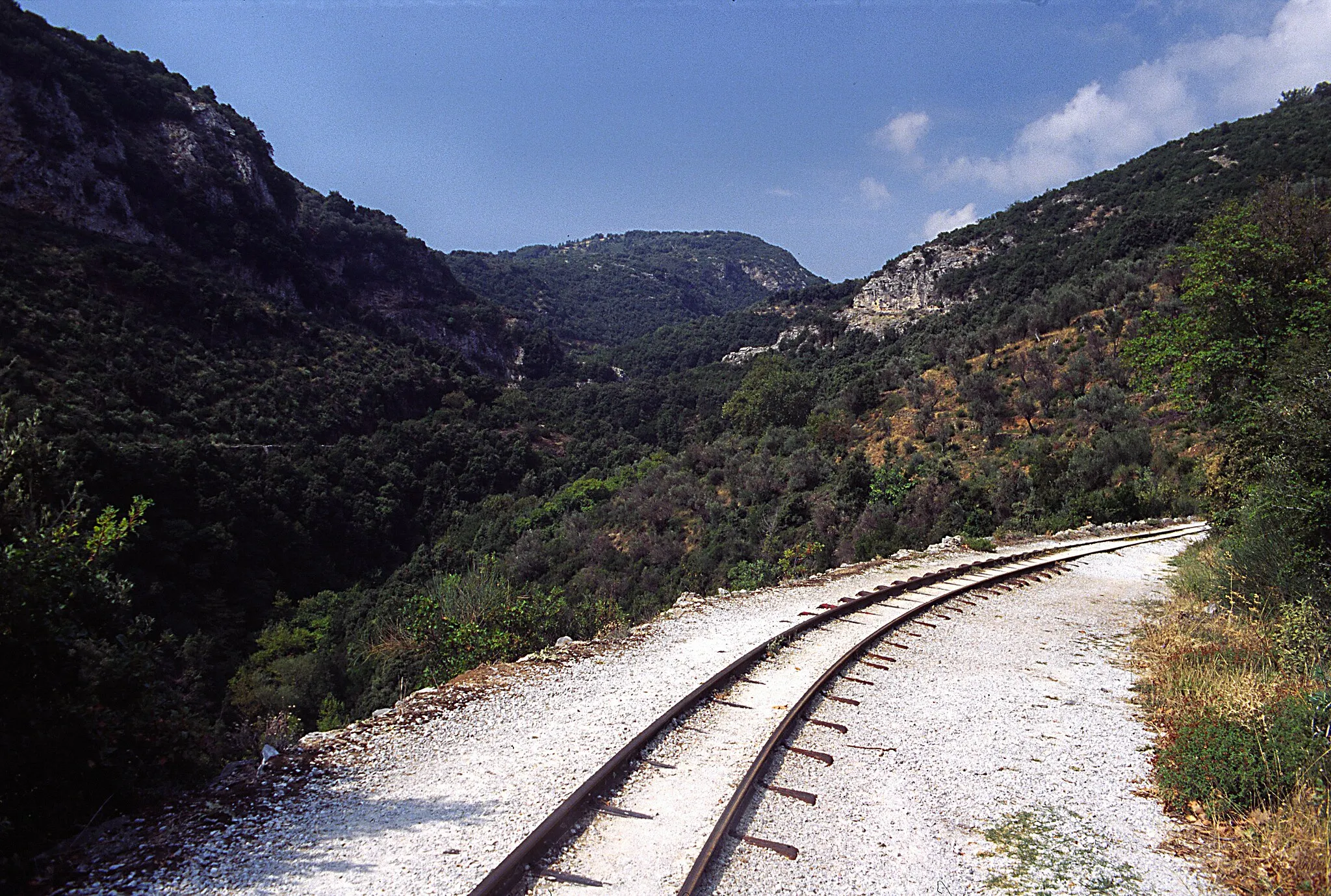 Photo showing: Richung Vólos, die Strecke der Pílionbahn ist seit der Einstellung des Regelbetriebes ein gut genutzter Wanderweg.