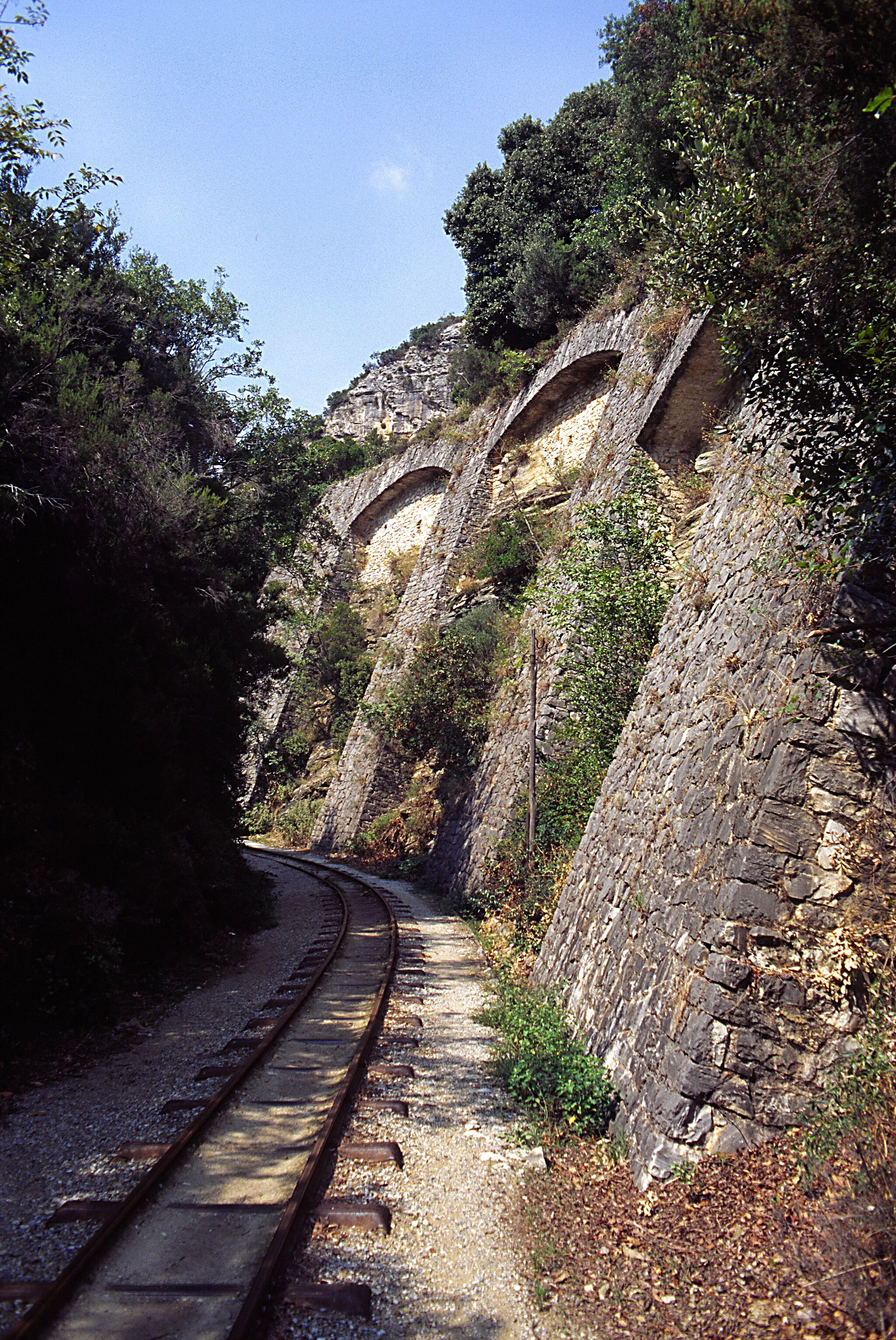 Photo showing: Richung Vólos, die Strecke der Pílionbahn ist seit der Einstellung des Regelbetriebes ein gut genutzter Wanderweg.