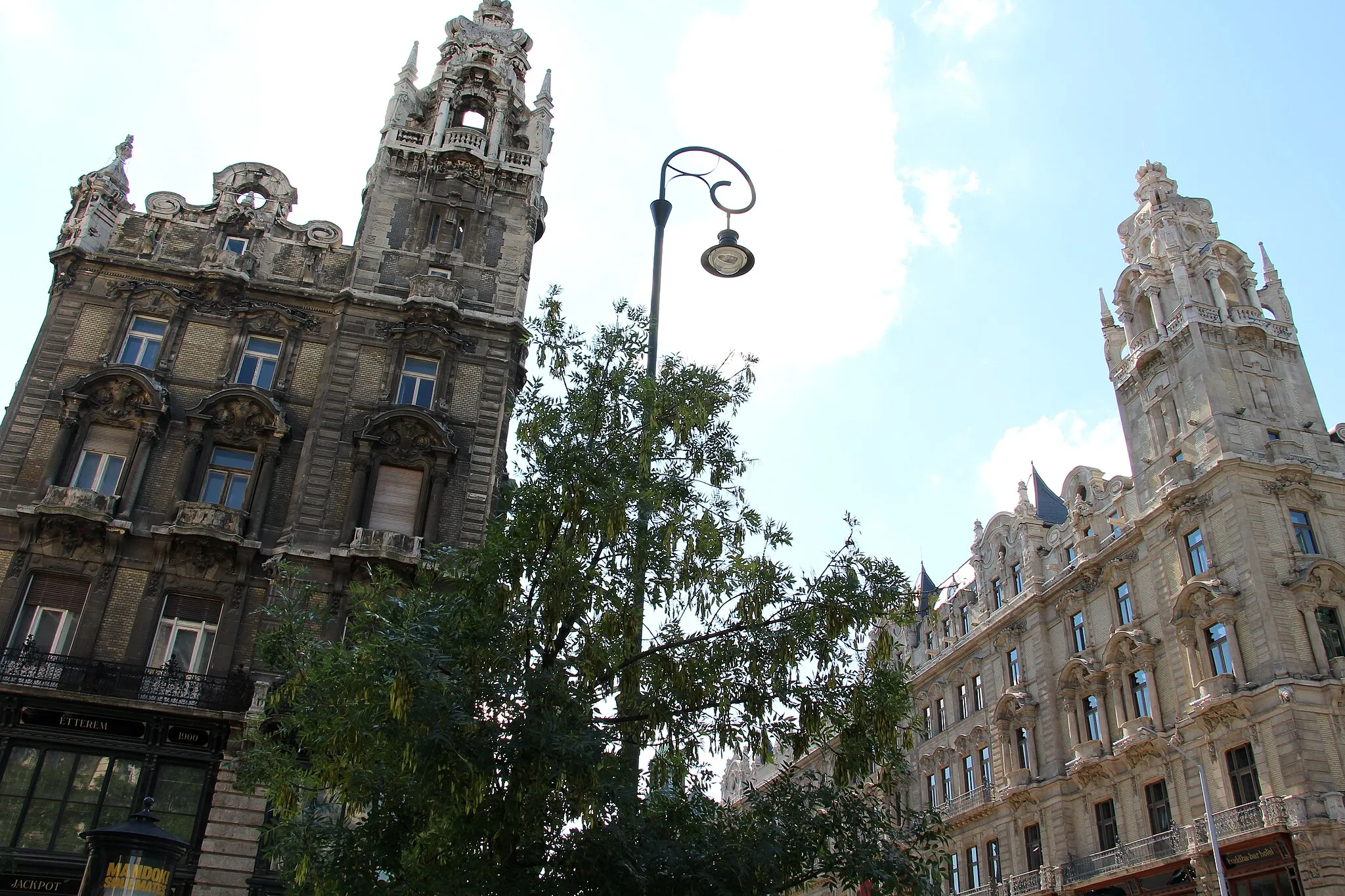 Photo showing: Belváros - Ferenciek tere
The Klotild Palaces, which were constructed for a special request by the Dutchess Klotild Habsburg in 1902, are rising high above the Ferenciek square with their twin masses and facades, creating an elegant gate towards the city from the Erzsebet-bridge.
Hungarian secession buildings.
Arch. Flóris Korb and Kálmán Giergl

1899-1902