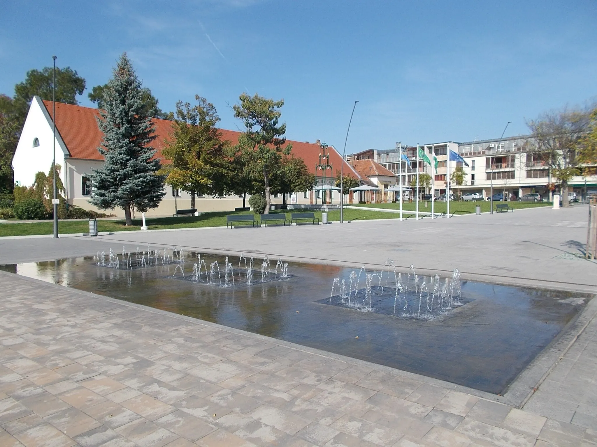 Photo showing: Main square's fountain. - Érd, Pest County, Hungary