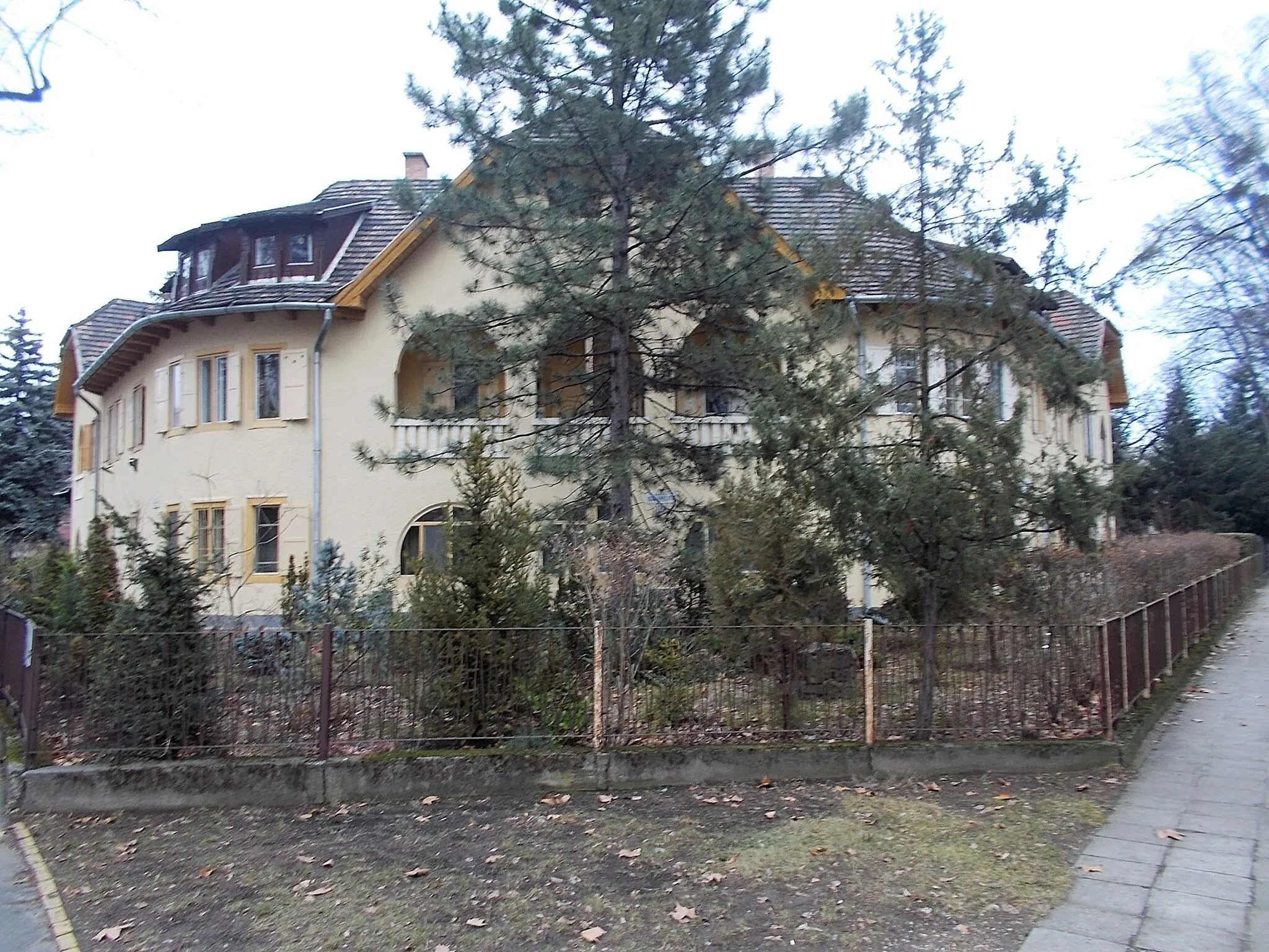 Photo showing: : S.E.V. house type planned by Schodits&Eberling, built in 1911  -  Kábel utca and Szent Imre utca corner, Wekerletelep, 19th district of Budapest.