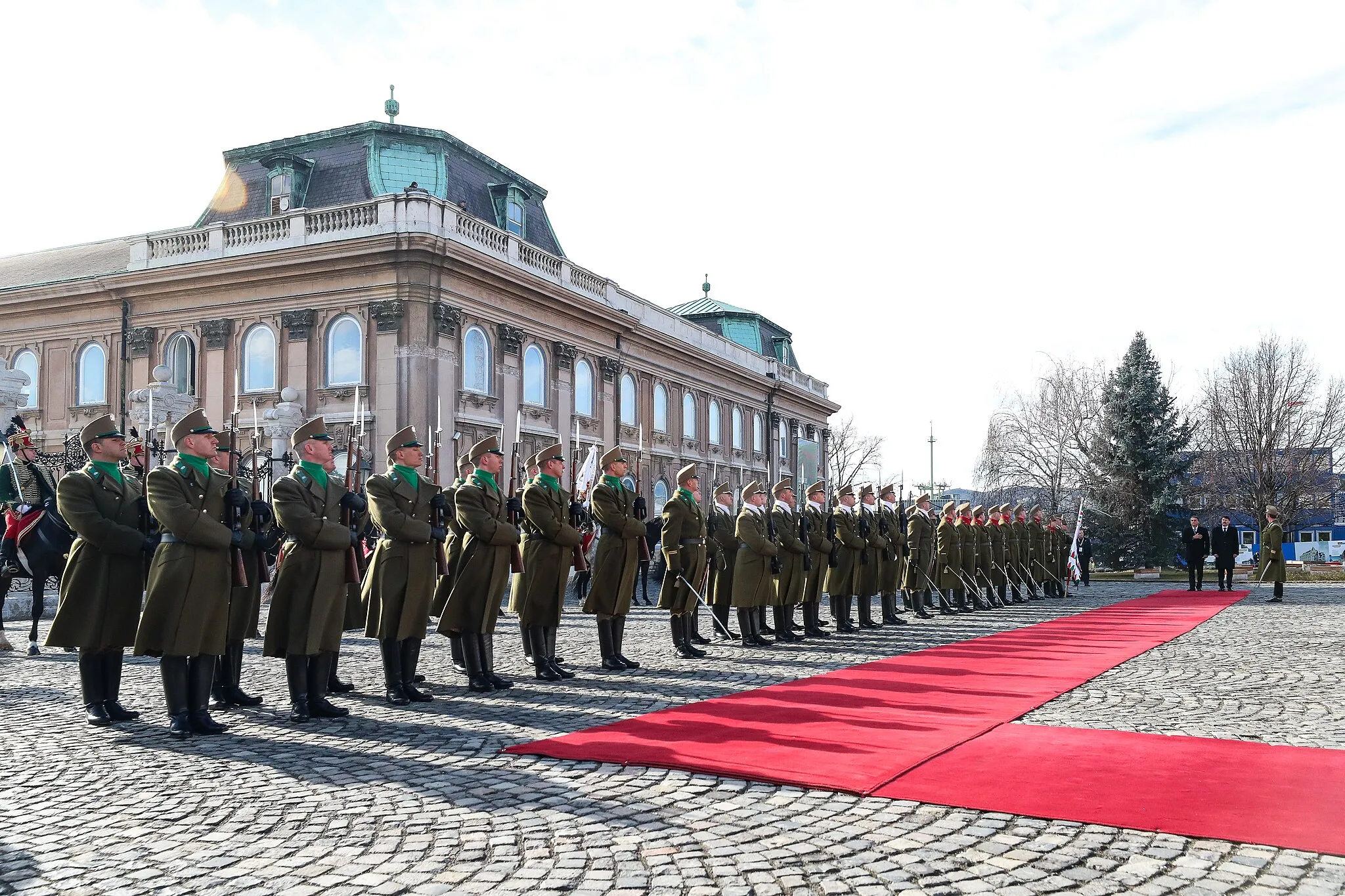 Photo showing: (Budapeste - Hungria, 17/02/2022) Presidente da República Jair Bolsonaro acompanhado do Presidente da Hungria, János Áder, recebem honras de Chefe de Estado.
Foto: Isac Nóbrega/PR