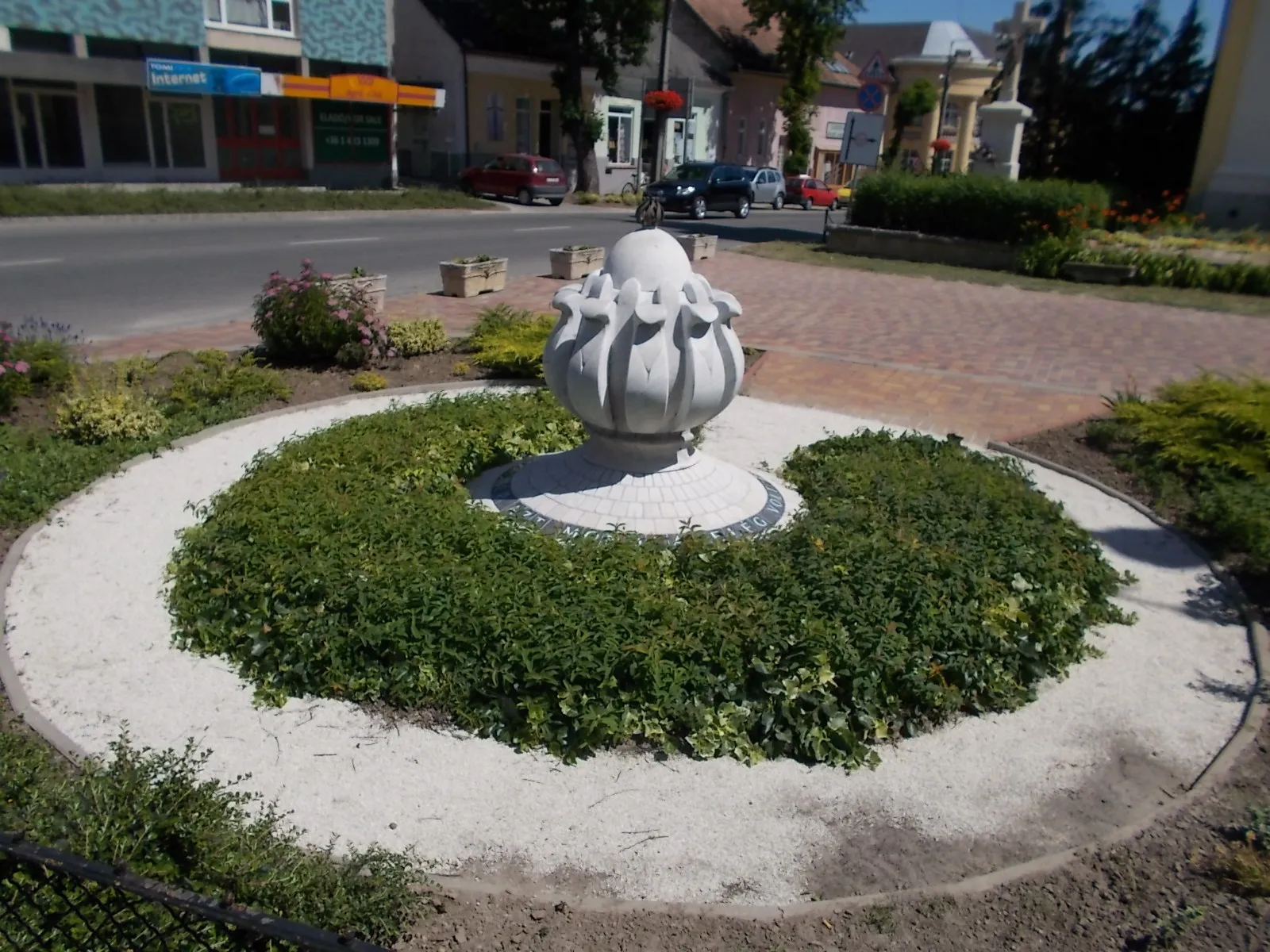 Photo showing: : The flower of remembrance by Pál Gyulavári, 2006 works. A blooming flower buds, symbolizing the coming freedom. - Szent István  Street, Bicske, Fejér County, Hungary.