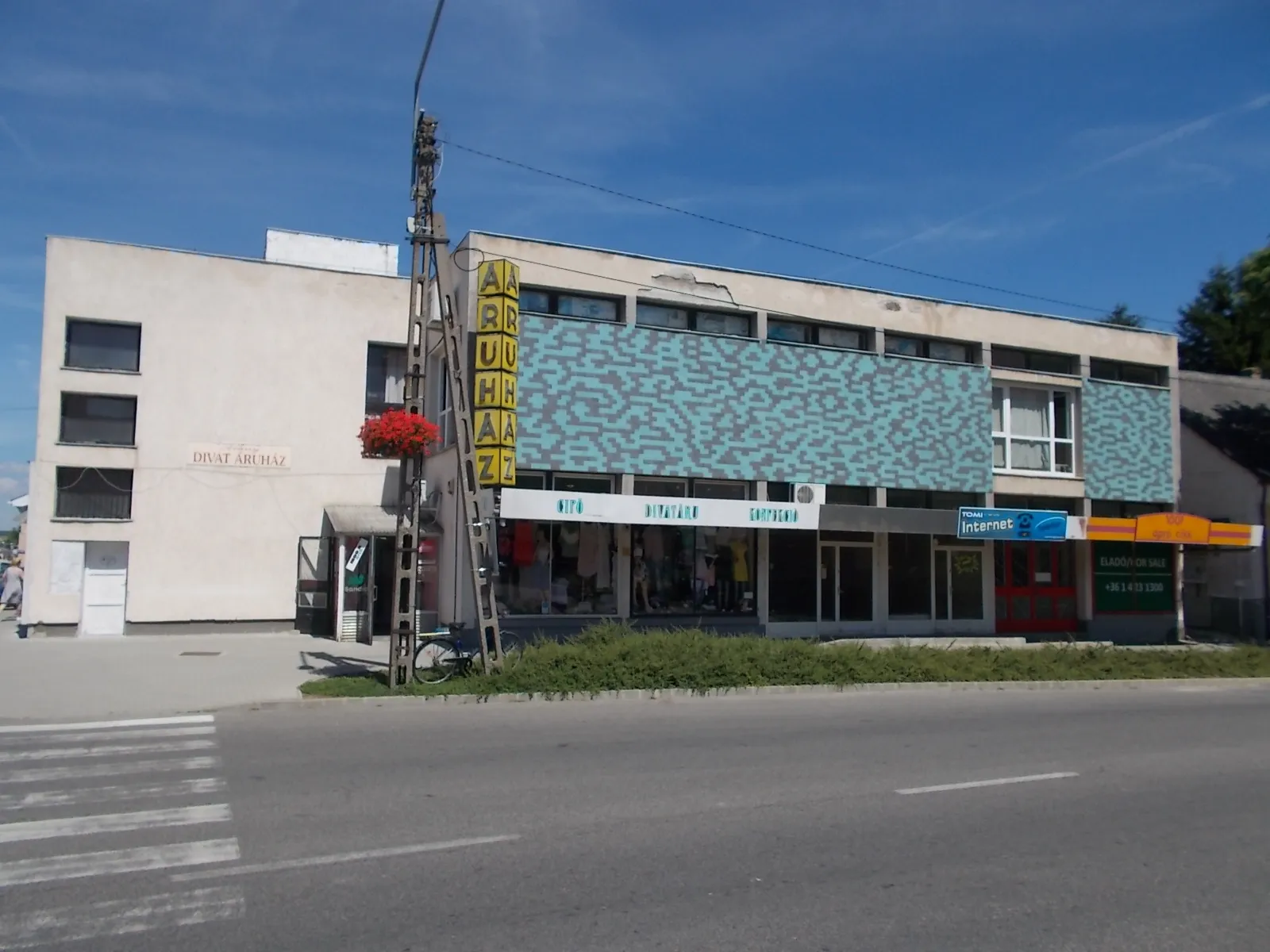Photo showing: : Department store. - József Attila and Kossuth Street cnr, Bicske, Fejér County, Hungary.
