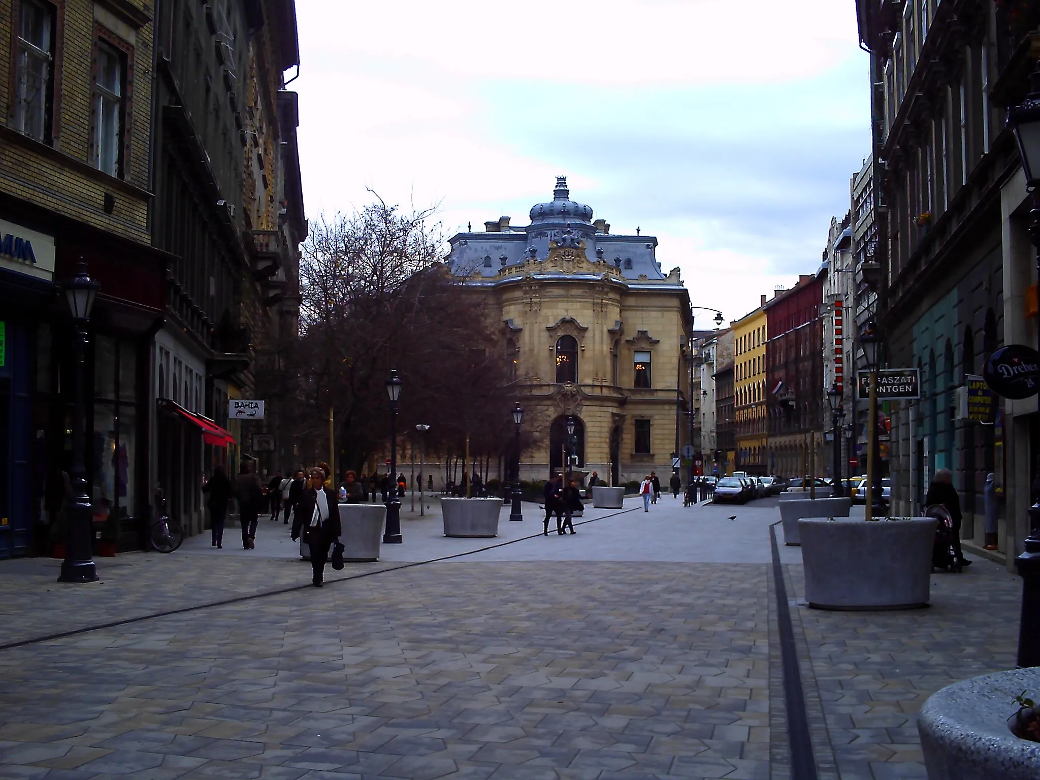 Photo showing: A budapesti Baross utca sétálóutcává alakított eleje, szemben a Fővárosi Szabó Ervin Könyvtár
