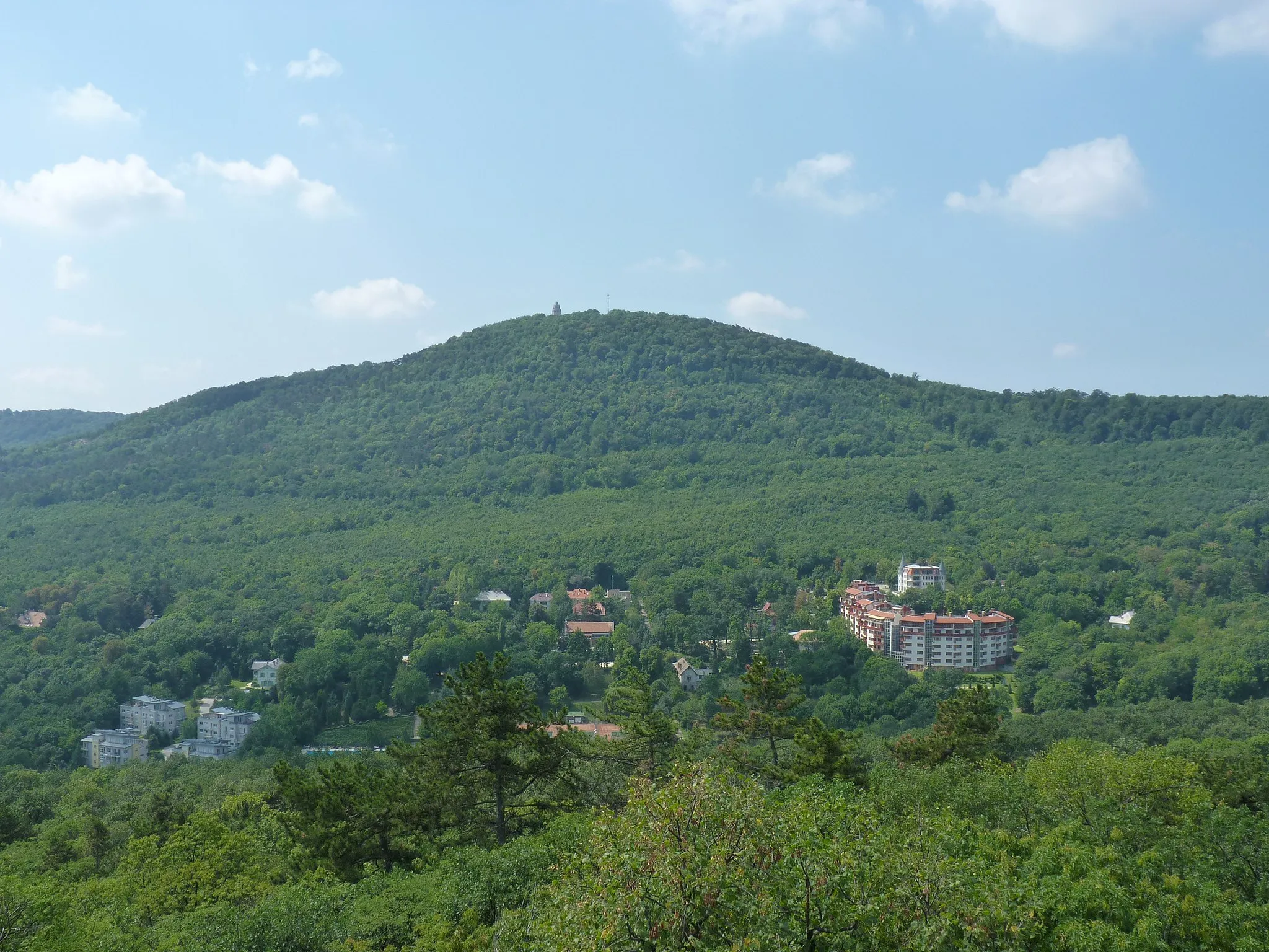 Photo showing: View of János Hill from Kis-Hárs Hill