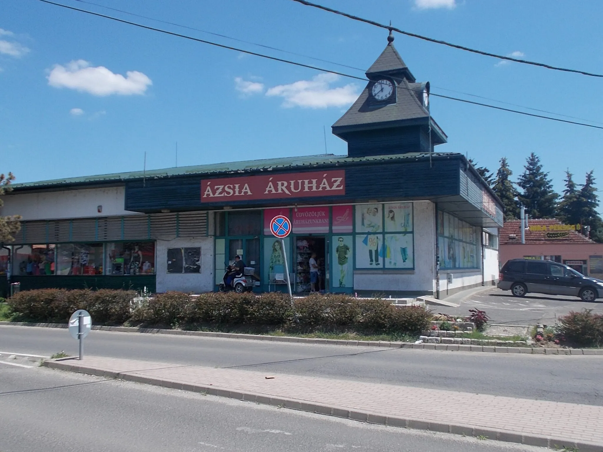 Photo showing: Ázsia department store (or simply store?) with clock tower - 1 Ráday Gedeon Square,, City centre, Pécel, Pest County, Hungary.