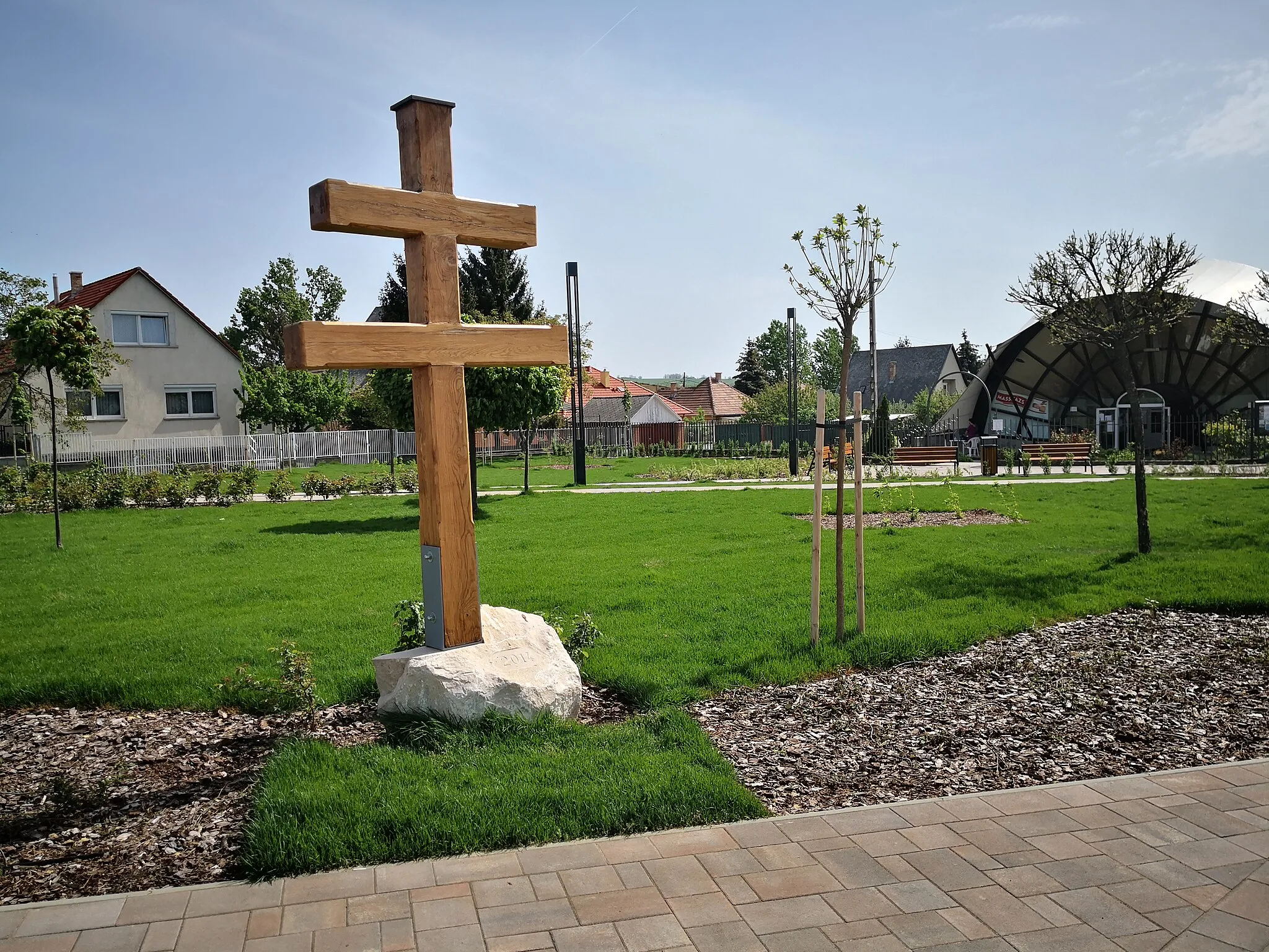 Photo showing: Kettős kereszt emlék az Ifjúság téren