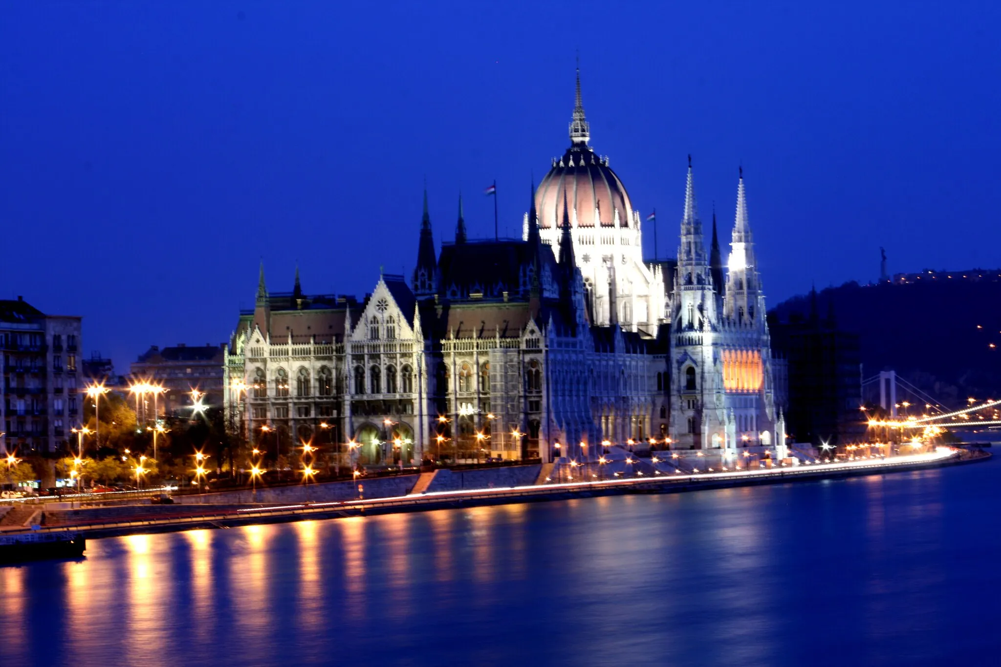 Photo showing: Night view from bridge over Danube river on Parliament of Hungary, Budapest, Hungary