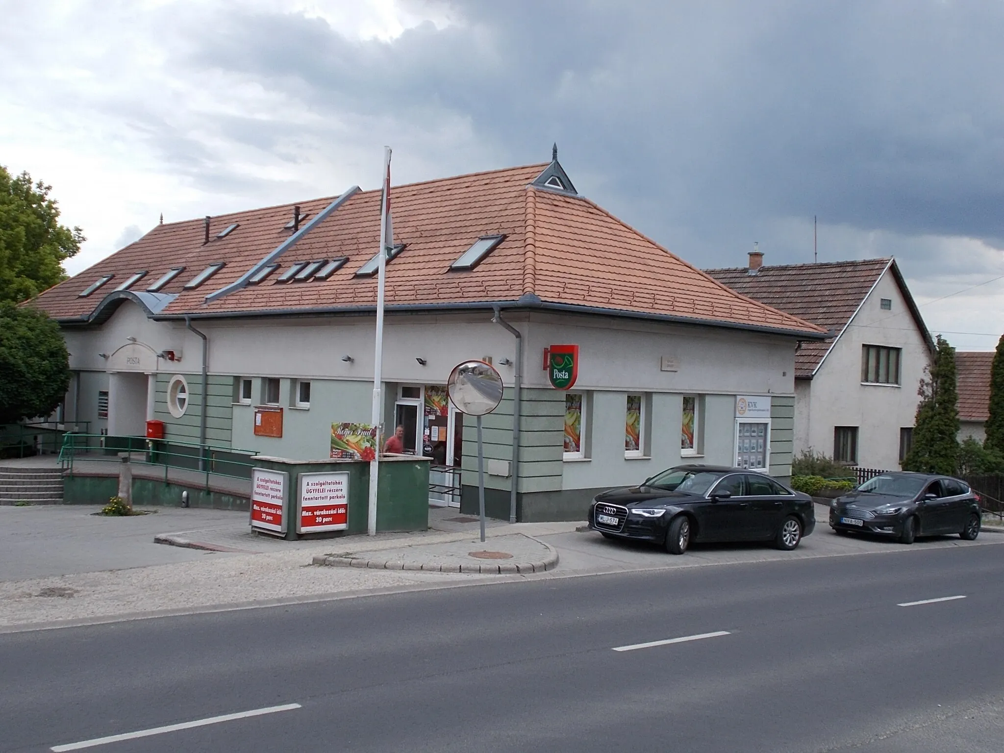Photo showing: : Post office (built 2007) - 10 Fóti Road (Route 2101), Mogyoród, Pest County, Hungary.