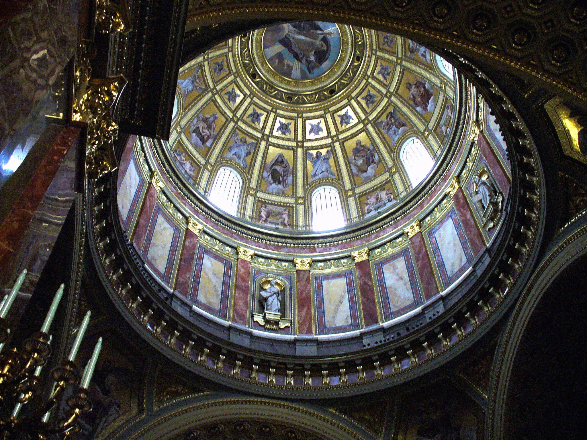 Photo showing: Cupola of the St.Stephans Basilica in Budapest