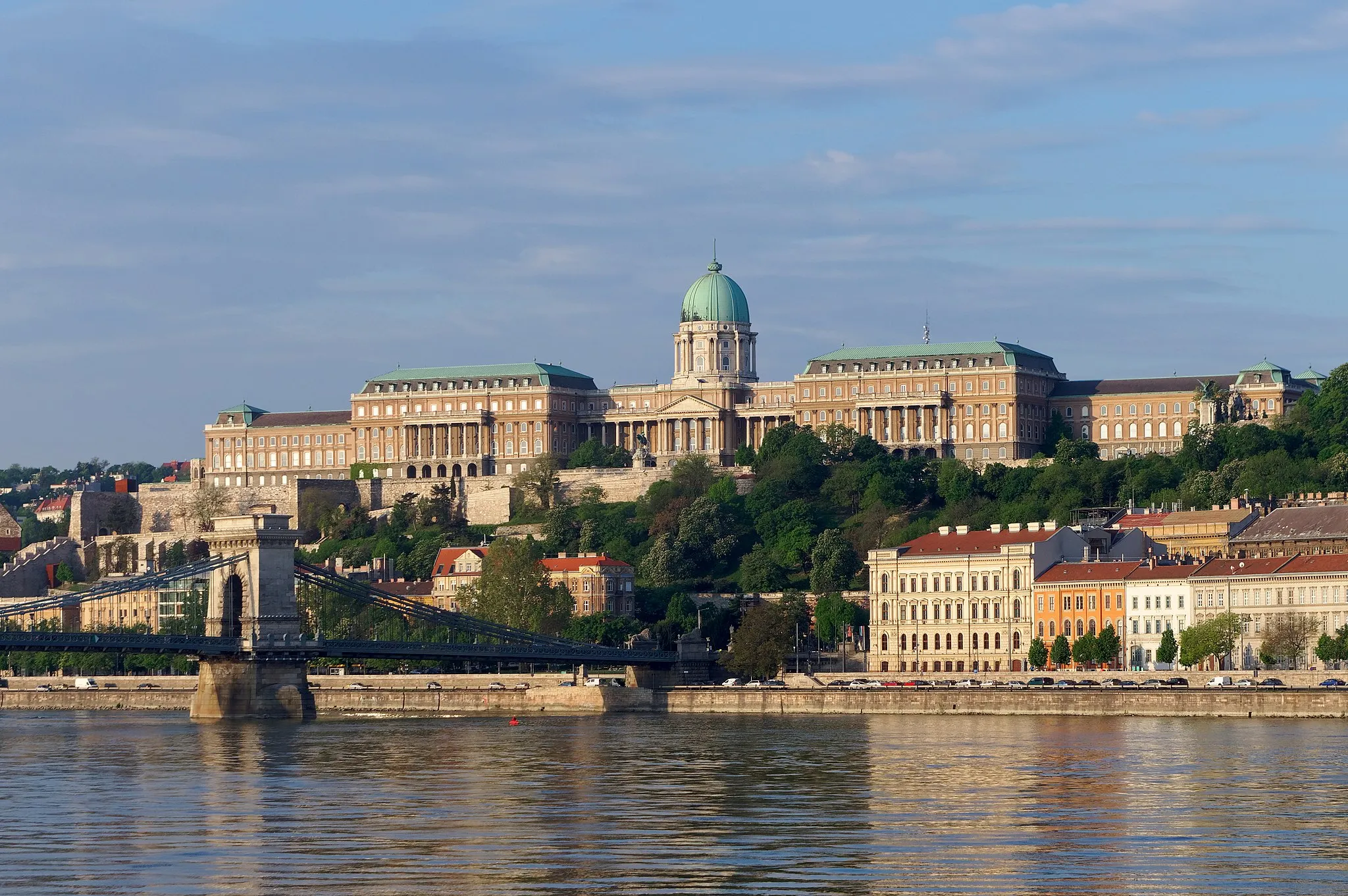 Photo showing: View of Buda Castle from the Danube riverbank