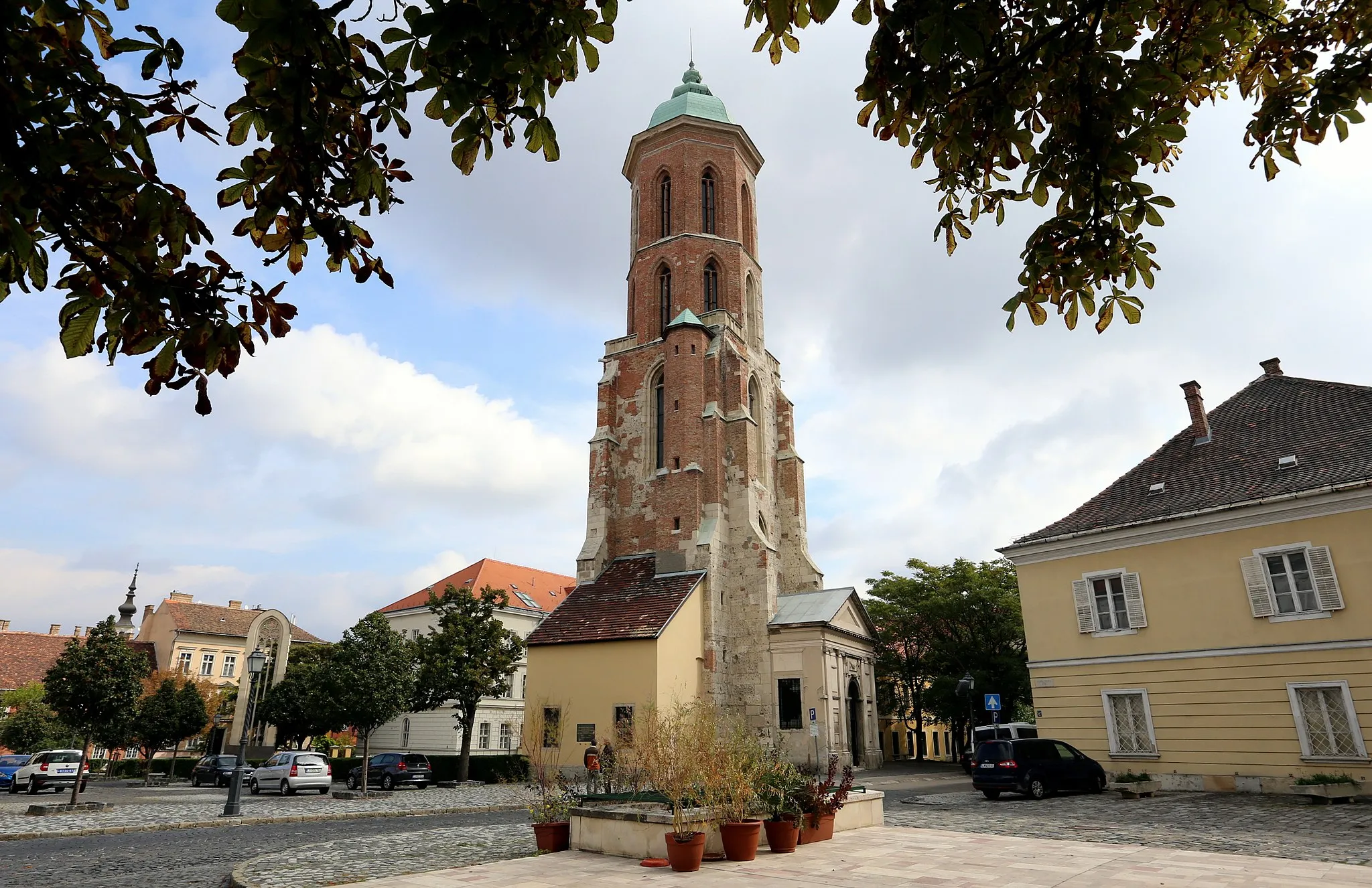 Photo showing: a Mária Magdolna-templom tornyának és falainak maradványai (Budapest, Magyarország)