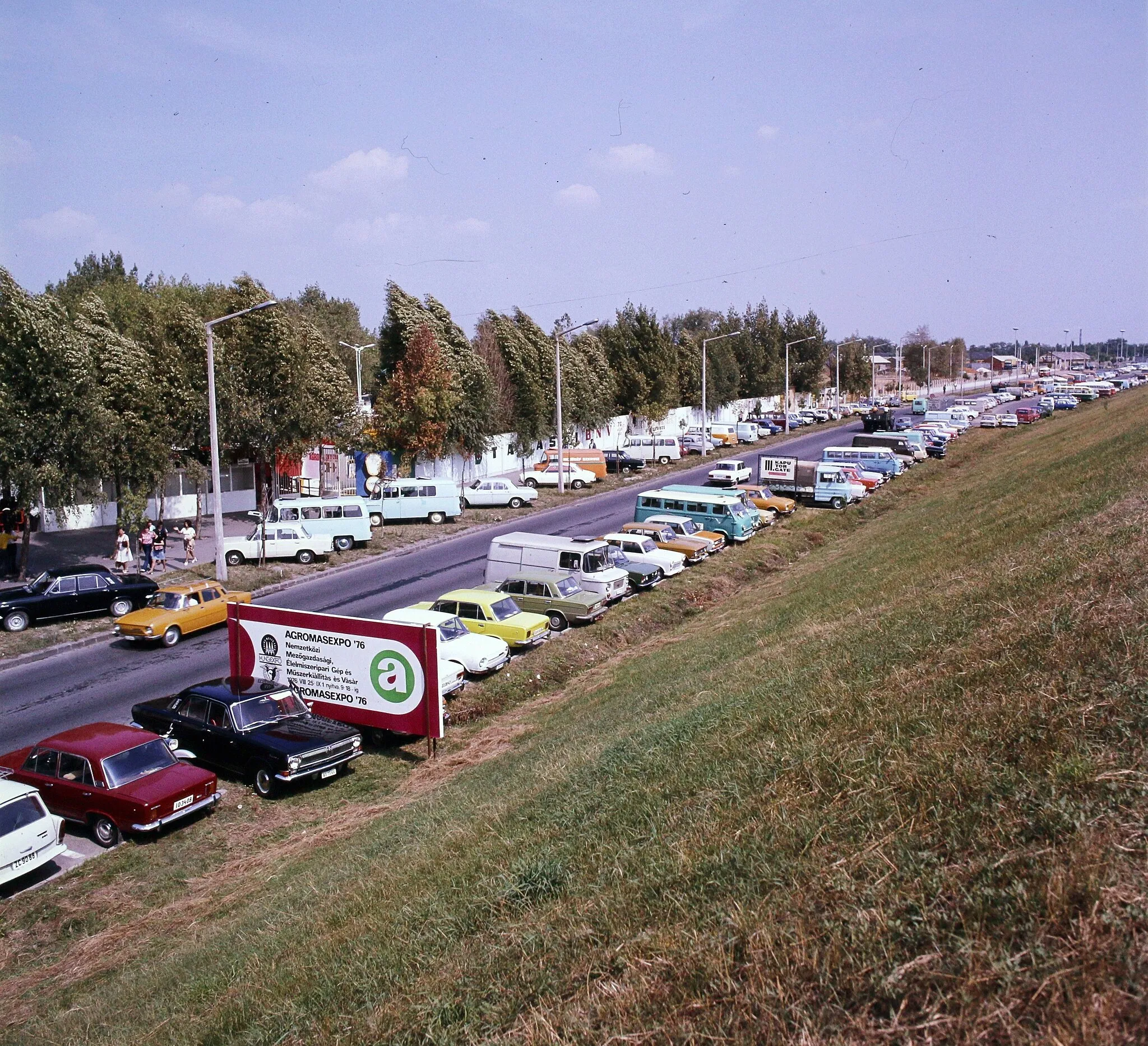 Photo showing: Albertirsai (Dobi István) út, a BNV parkolója.