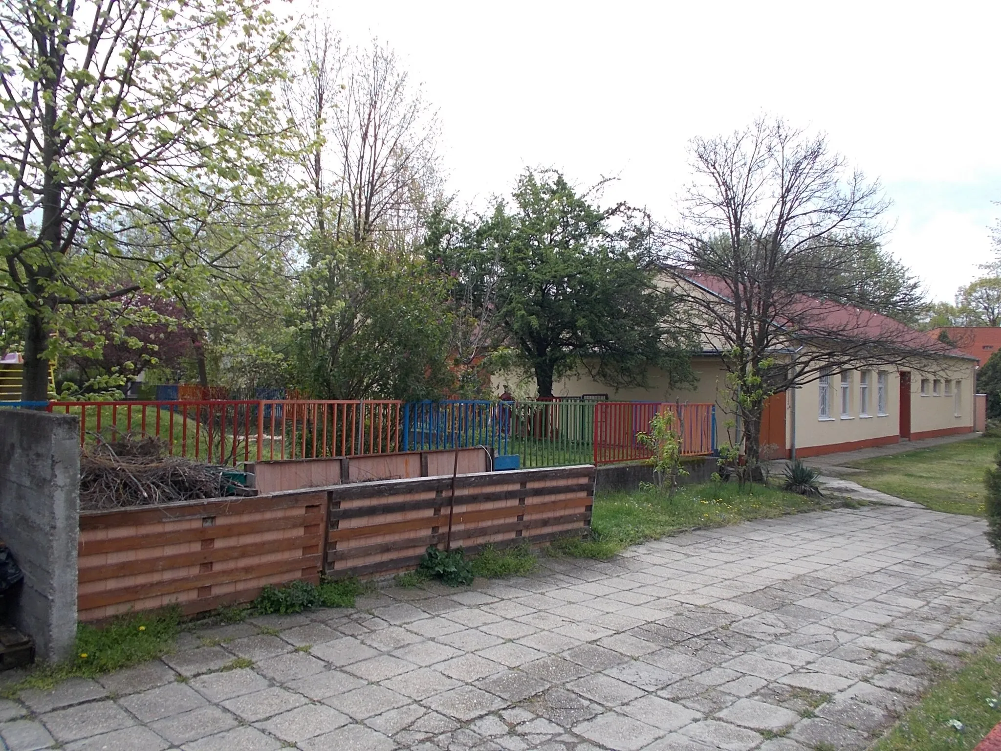 Photo showing: Montessori Talent Kindergarten and Nursery. English-Hungarian language education. Children receive special school preparation and speech therapy development. The preparatory group operates with a maximum of 14 people, from the age of 1.5 year. - 20 Akácfa Street (Akácos Promenade corner), Csepel-Csillagtelep neighborhood, 21st district of Budapest.