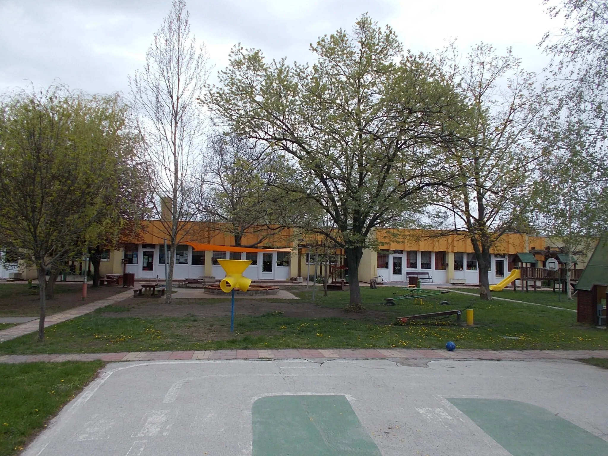 Photo showing: Budapest Municipality of Csepel District XXI Csepel Miracle Fountain Unified Kindergarten Erdősor Member Kindergarten. - 110-112 Erdősor Street (Festő Street corner), Csepel-Csillagtelep neighborhood, 21st district of Budapest.