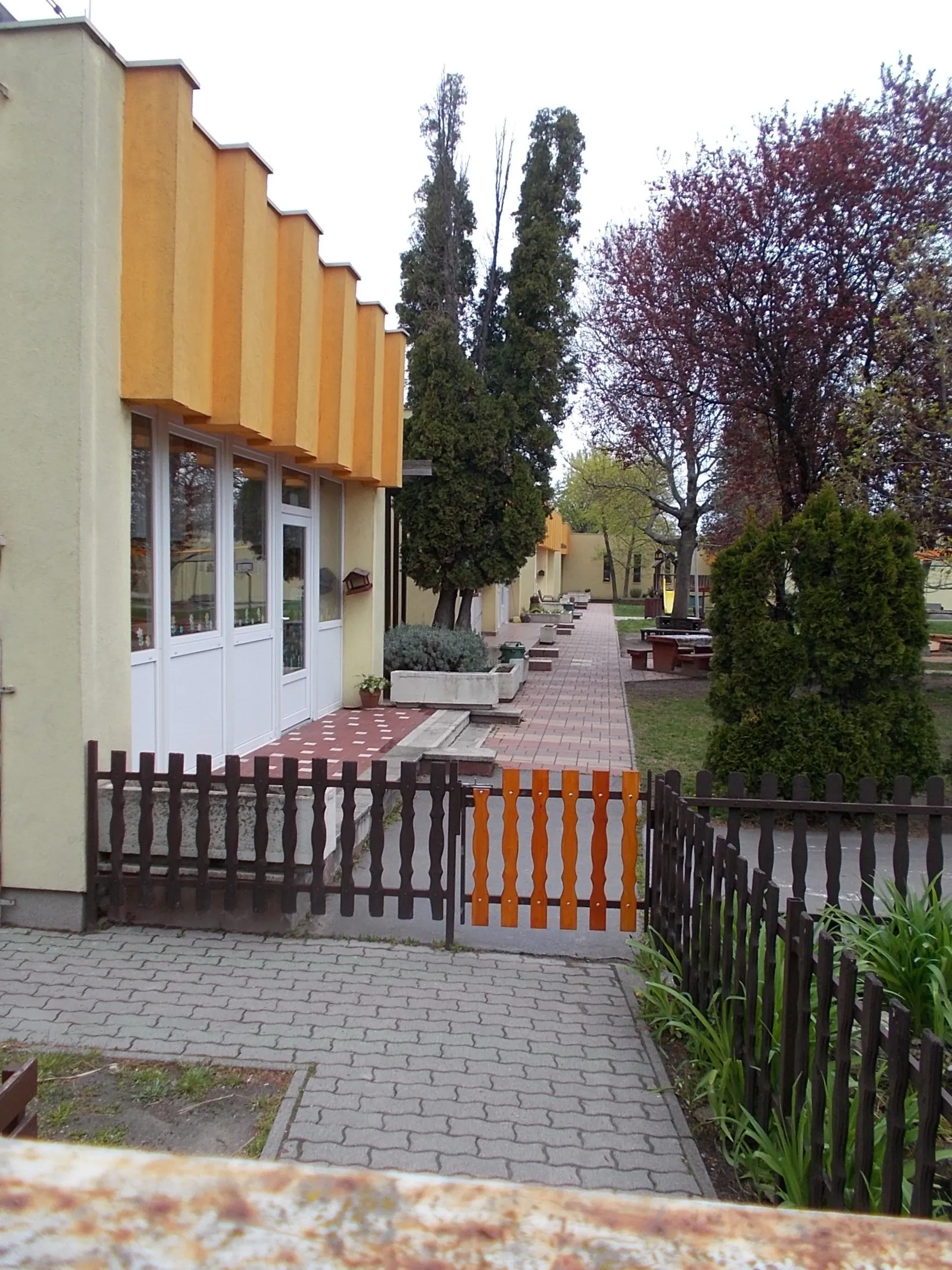 Photo showing: Budapest Municipality of Csepel District XXI Csepel Miracle Fountain Unified Kindergarten Erdősor Member Kindergarten. - 110-112 Erdősor Street (Festő Street corner), Csepel-Csillagtelep neighborhood, 21st district of Budapest.