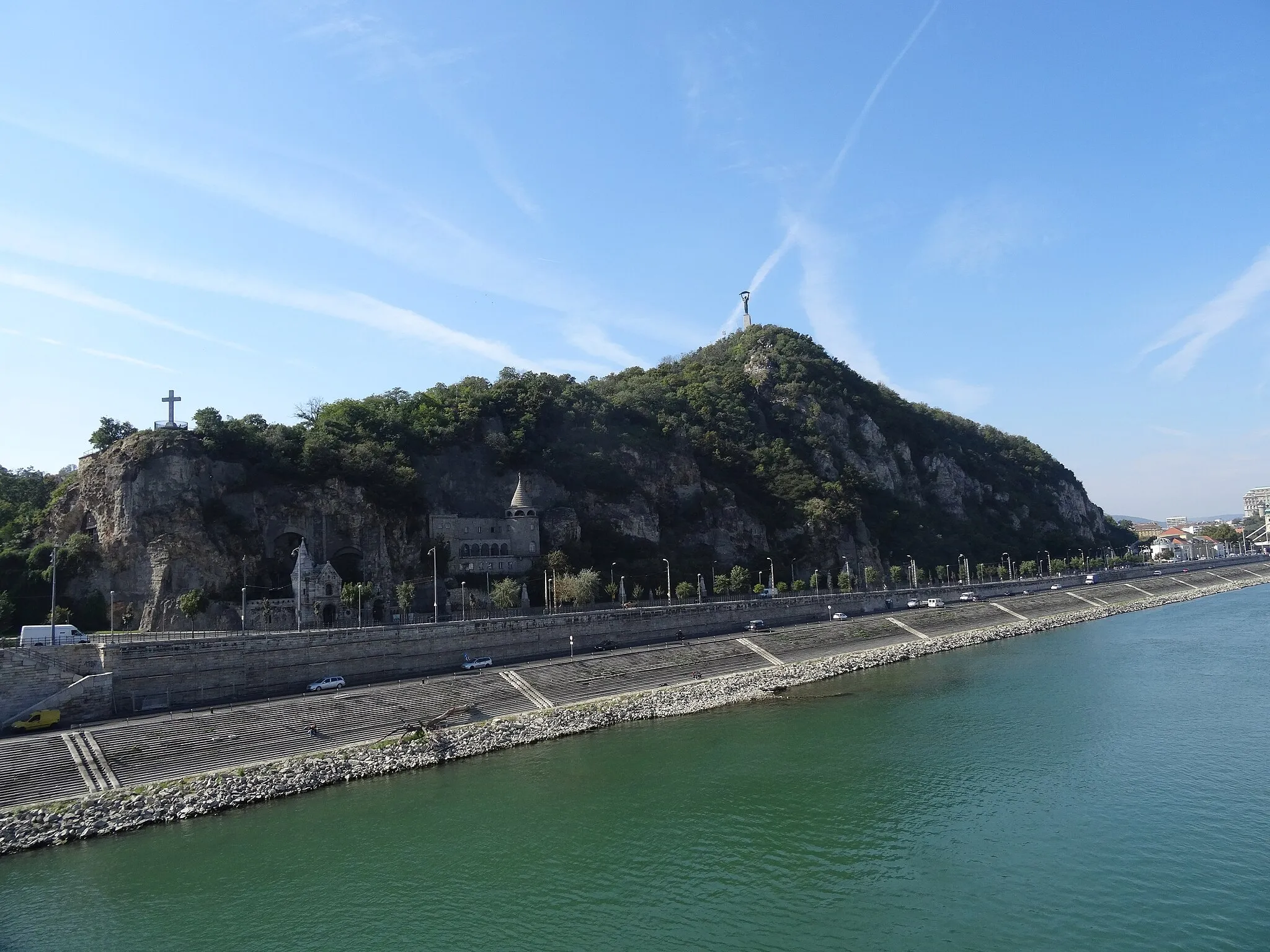 Photo showing: The Citadella is the fortification located upon the top of Gellért Hill in Budapest, Hungary. Citadella is the Hungarian word for citadel, a kind of fortress. The word is exclusively used by other languages to refer to the Gellért Hill citadel which occupies a place which held strategic importance in Budapest's military history.