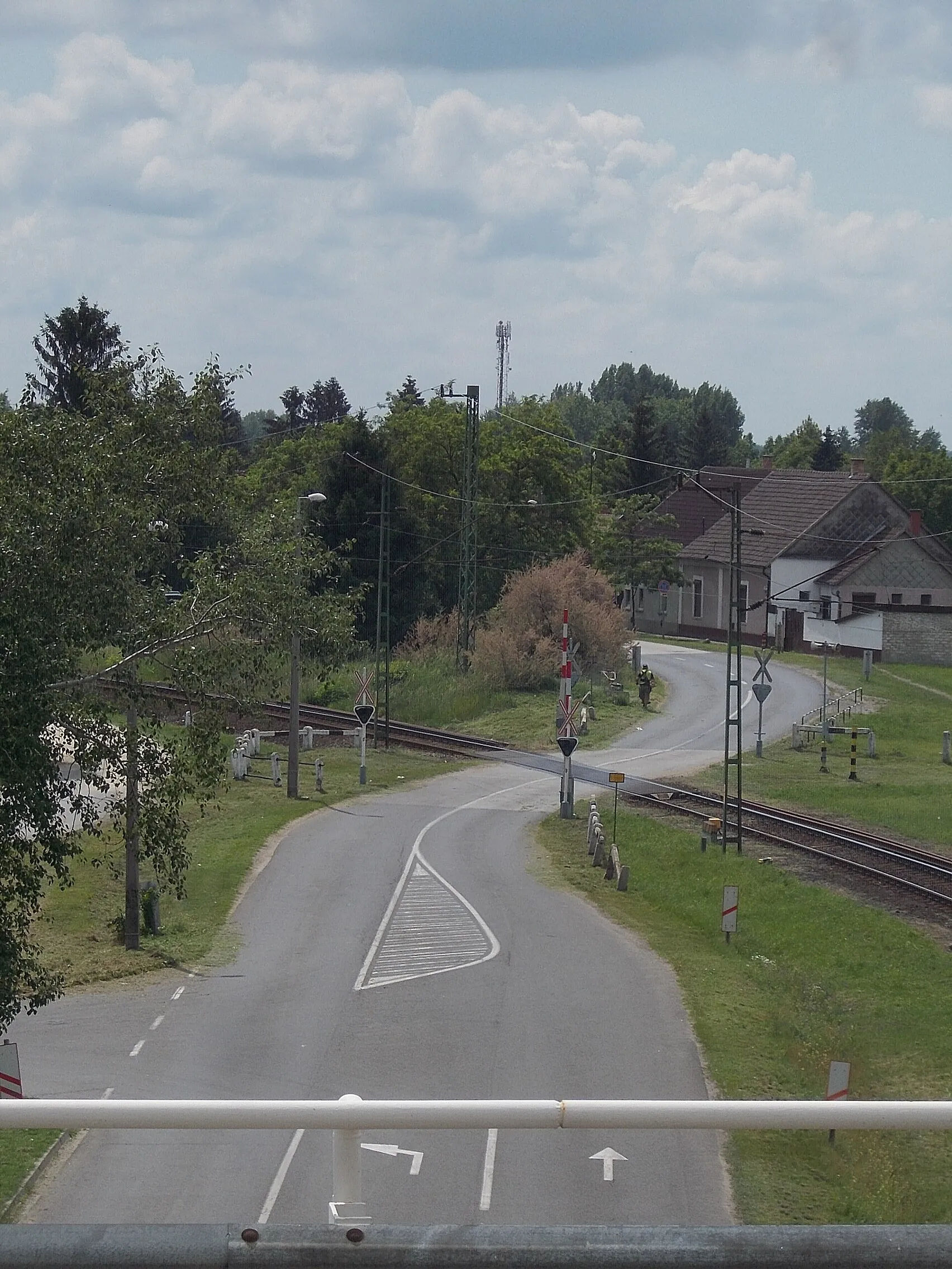 Photo showing: : View from Batthyány street overpass bridge. Level crossing at the Kiskunhalas–Kiskunfélegyháza  lines. -Kiskunhalas, Bács-Kiskun County, Hungary.