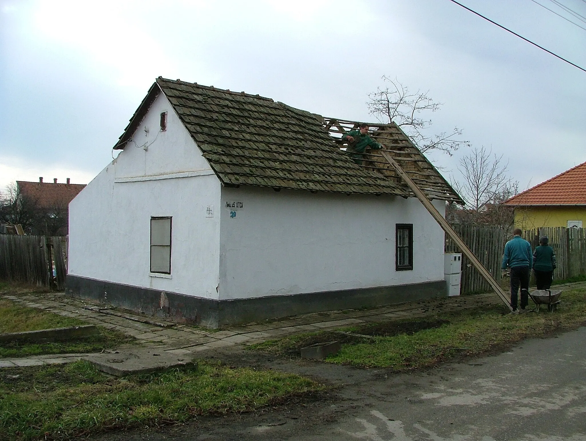 Photo showing: Destruction of an old house in Gyálarét