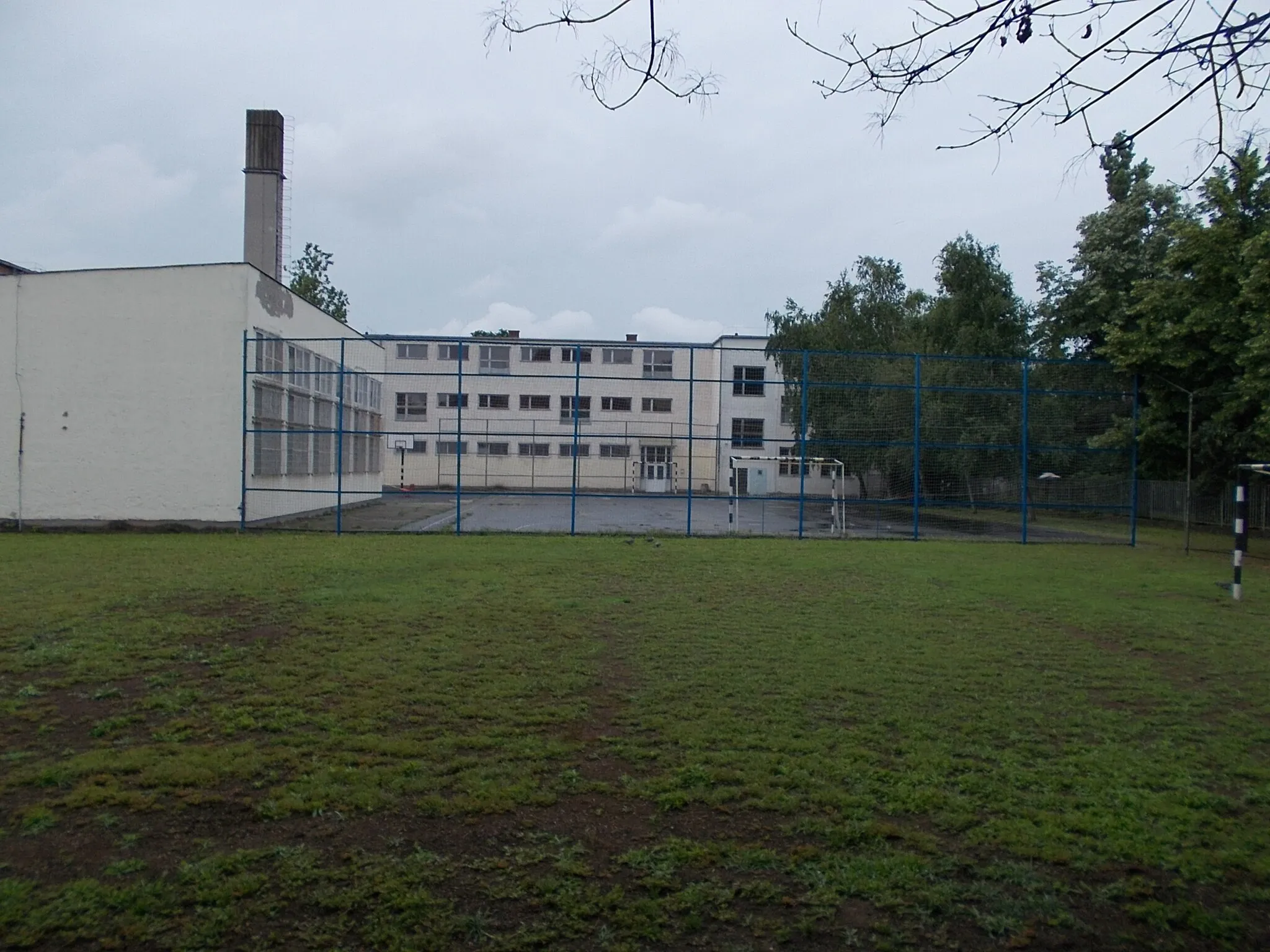 Photo showing: In 2023: ~Békéscsaba Vocational Center Kós Károly Technical and Vocational School Inside Károly Küs sculpture by Frigyes Vollmuth (2001 works) - 8 Kazinczy Street, Downtown, Békéscsaba, Békés County, Hungary.