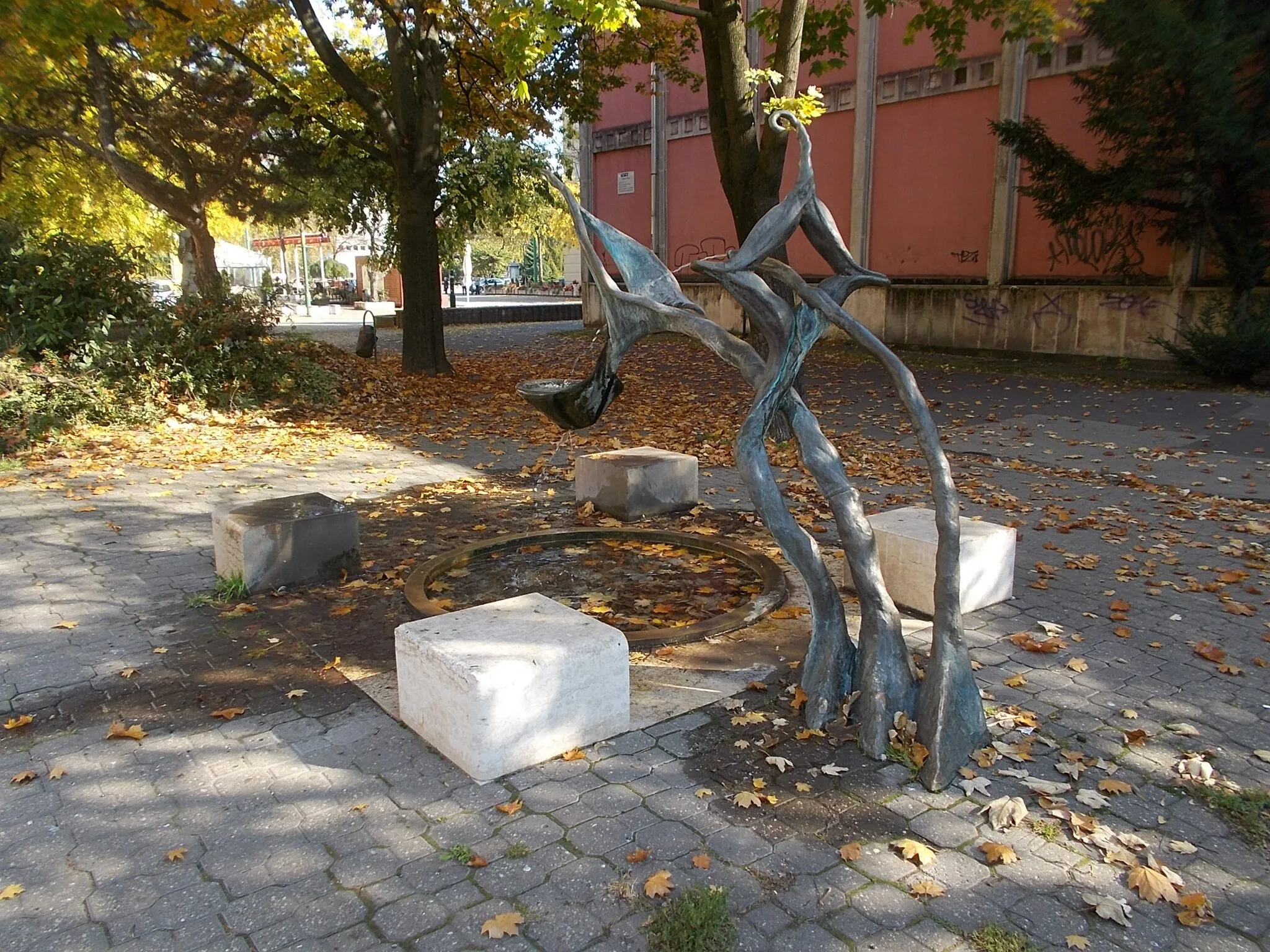 Photo showing: : 'Water flower' by József Palotás (2001 fountain with abstract bronze sculpture) -  Dózsa György Square, Belváros neighborhood, Dunaújváros, Fejér County, Hungary.
