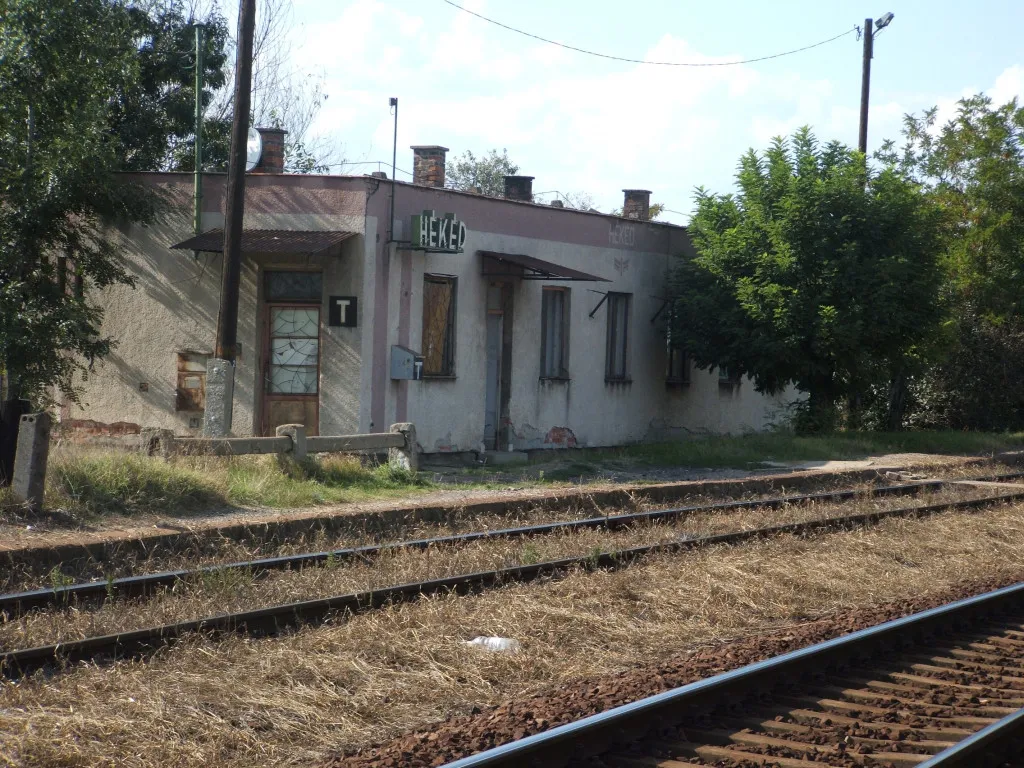 Photo showing: A hékédi vasútmegálló. Ma már nincs vasúti szolgálat az épületben.