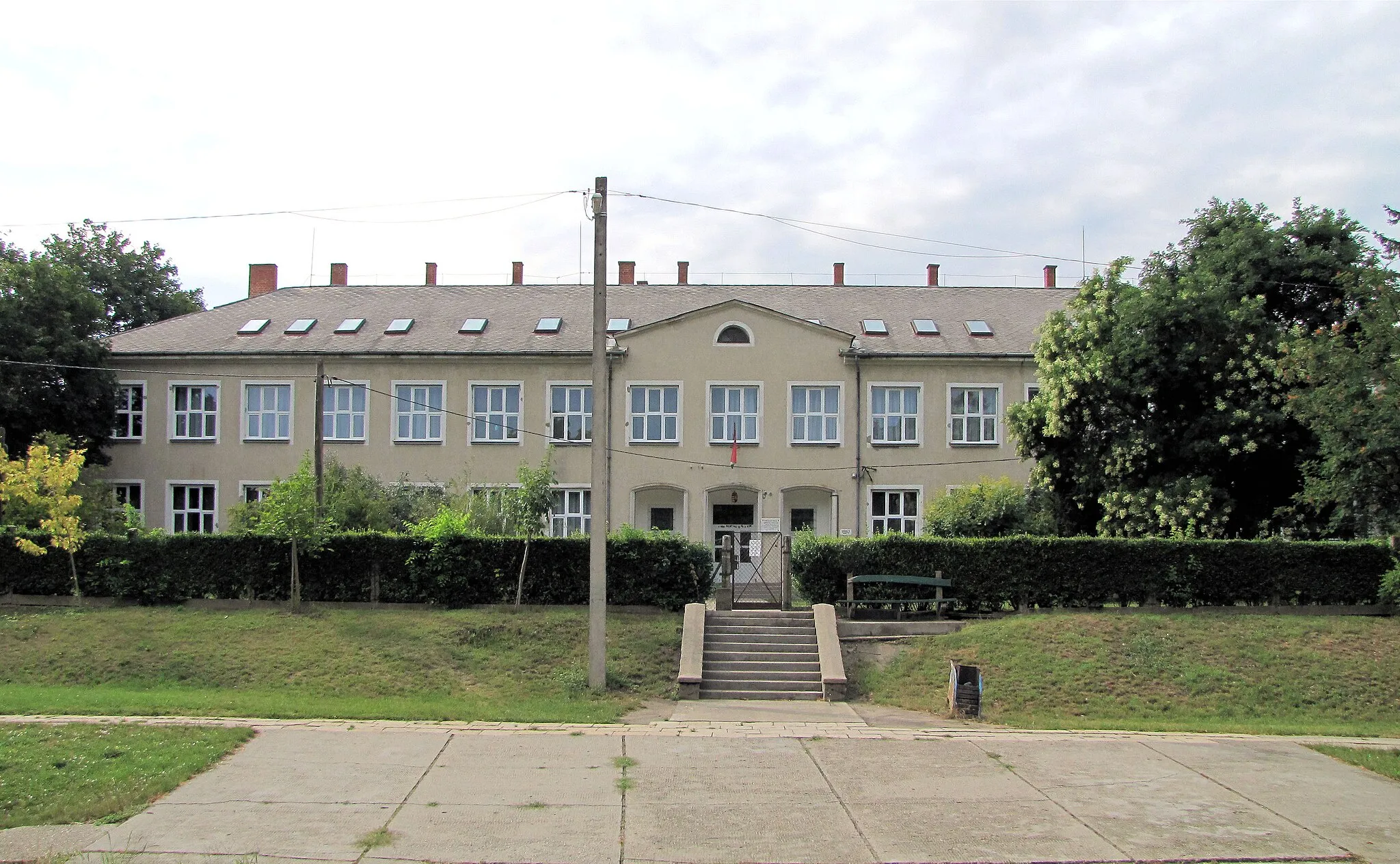 Photo showing: Előszállás, elementary school, built in 1956.