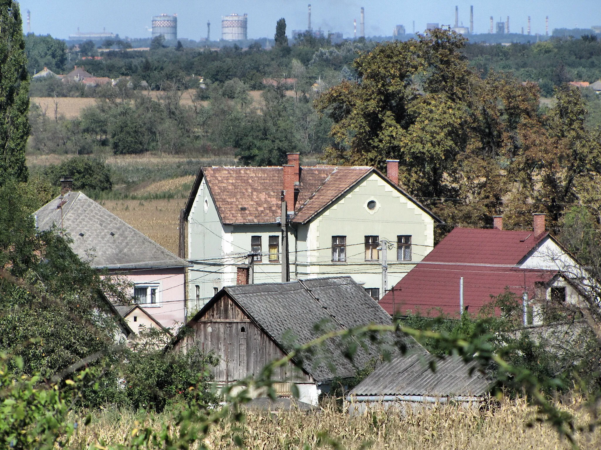 Photo showing: Előszállás, train station. Dunaújváros in the background.