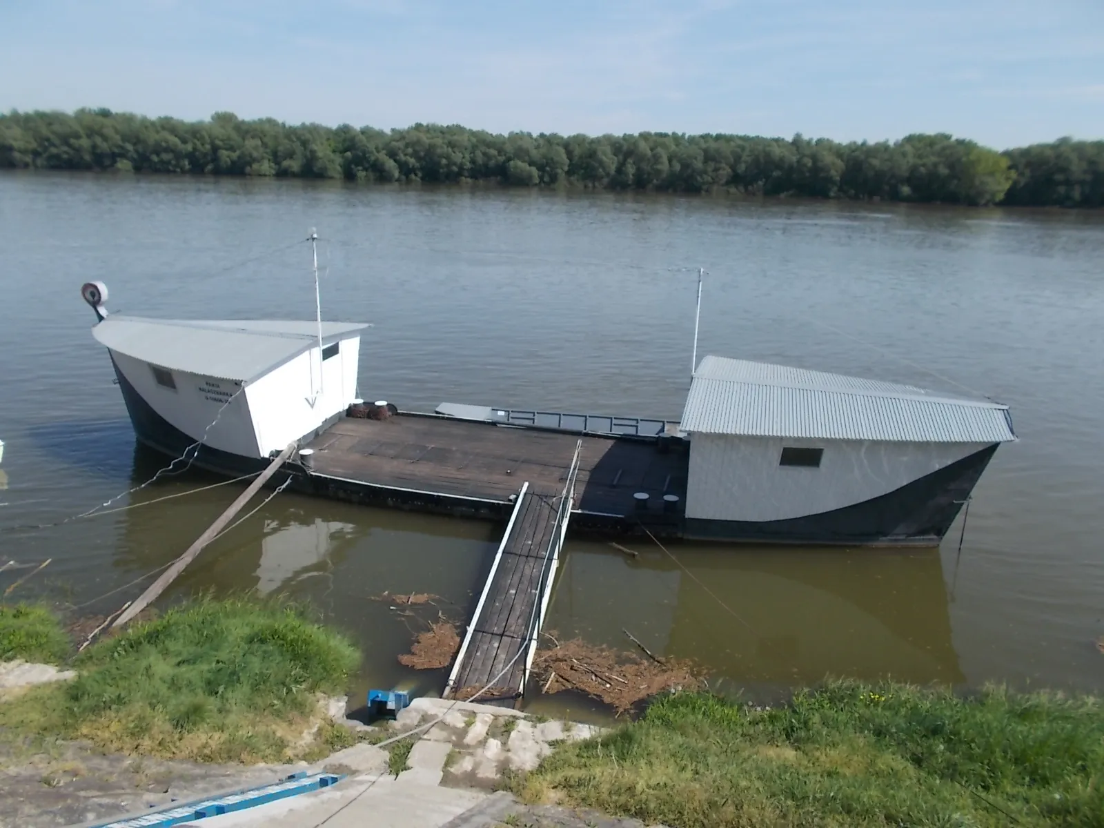 Photo showing: : Paks fishermen's barge and por/piert. Working usually as a fish market? in Paks, Tolna County, Hungary.