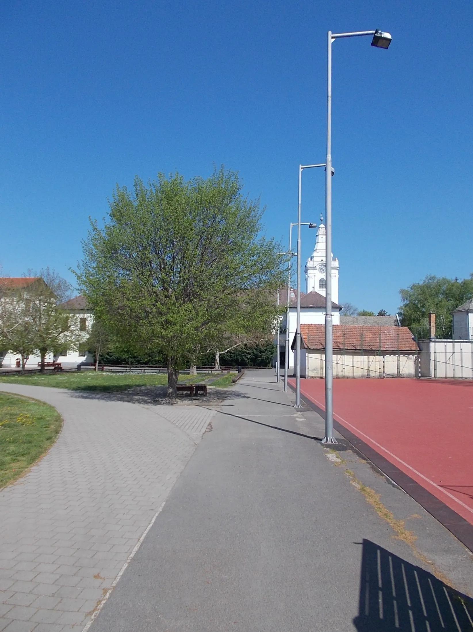 Photo showing: Kálvin Square or Kálvin Street School old part from Hold Street, Makó, Csongrád-Csanád County, Hungary.
