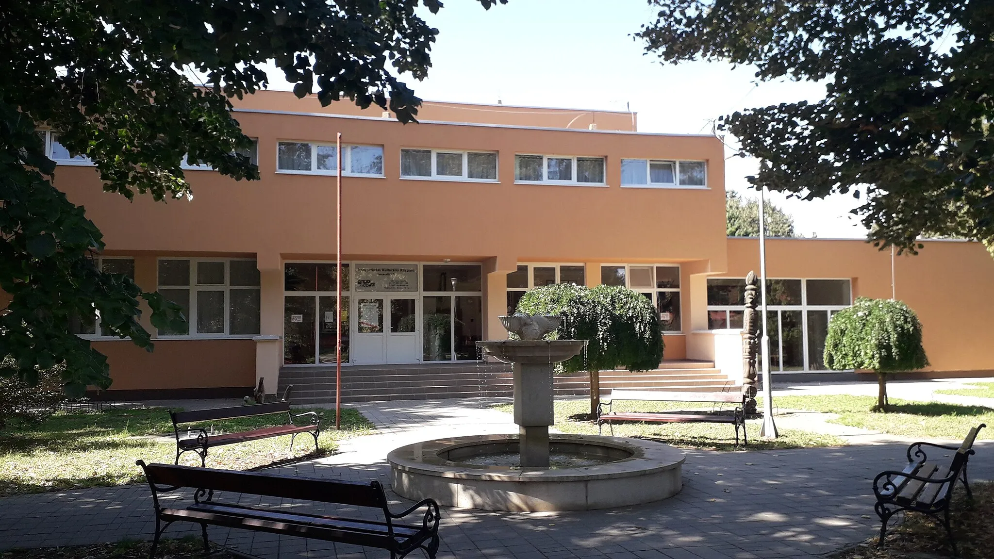 Photo showing: Nagyszénási Kulturális Központ