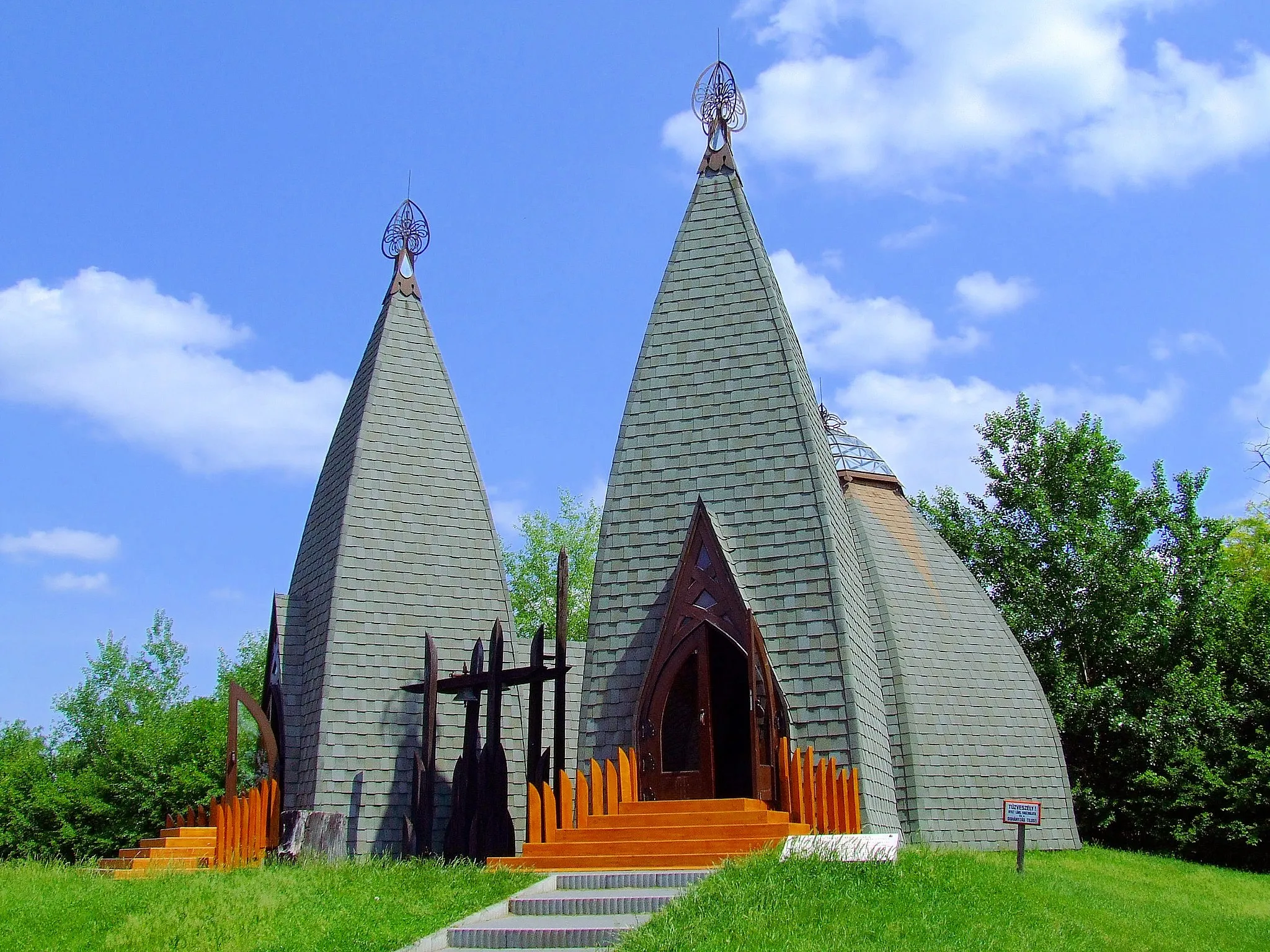 Photo showing: The Church of Forests. It was constructed in the spirit of ecumenism. Senior clergymen representing the historical churches in Hungary consecrated it on august 20th 1992.