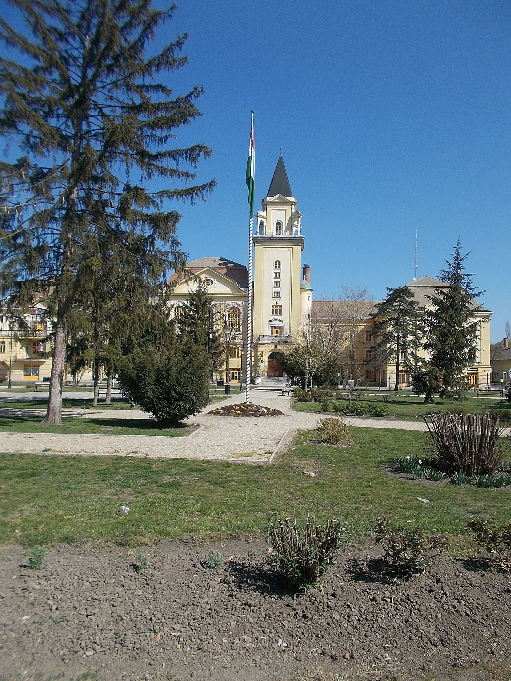 Photo showing: : Country Flag and Town hall (1928), west facade. - 1 Kossuth square, Mezőtúr in Jász-Nagykun-Szolnok County, Hungary.