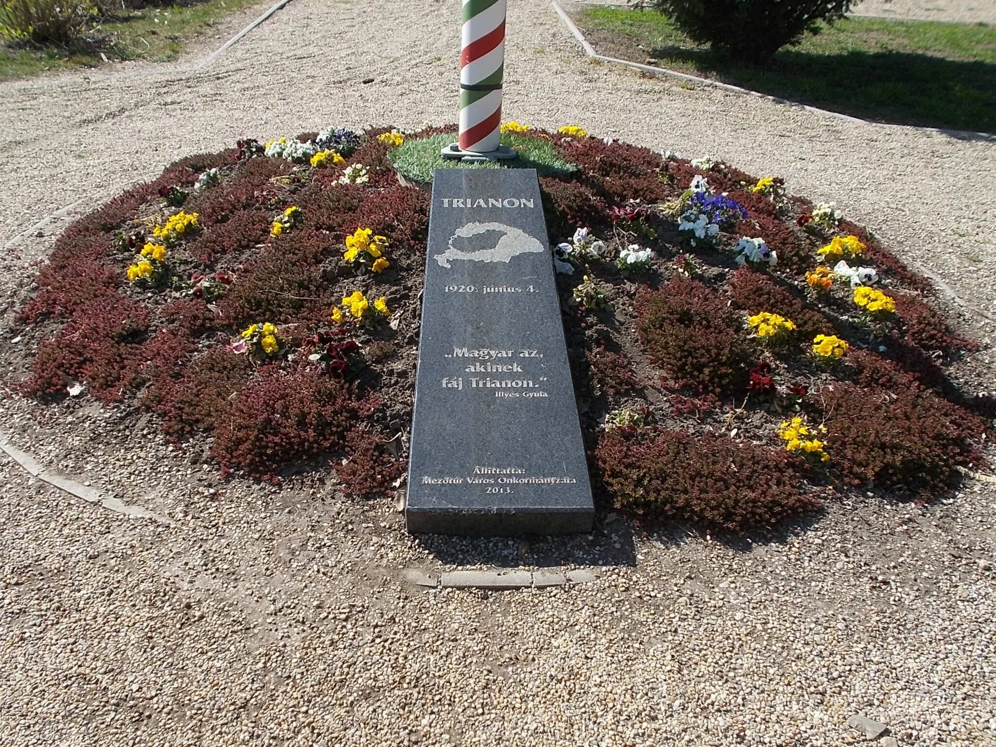 Photo showing: : Country Flag, plaque (2013). -  Kossuth square, Mezőtúr in Jász-Nagykun-Szolnok County, Hungary.