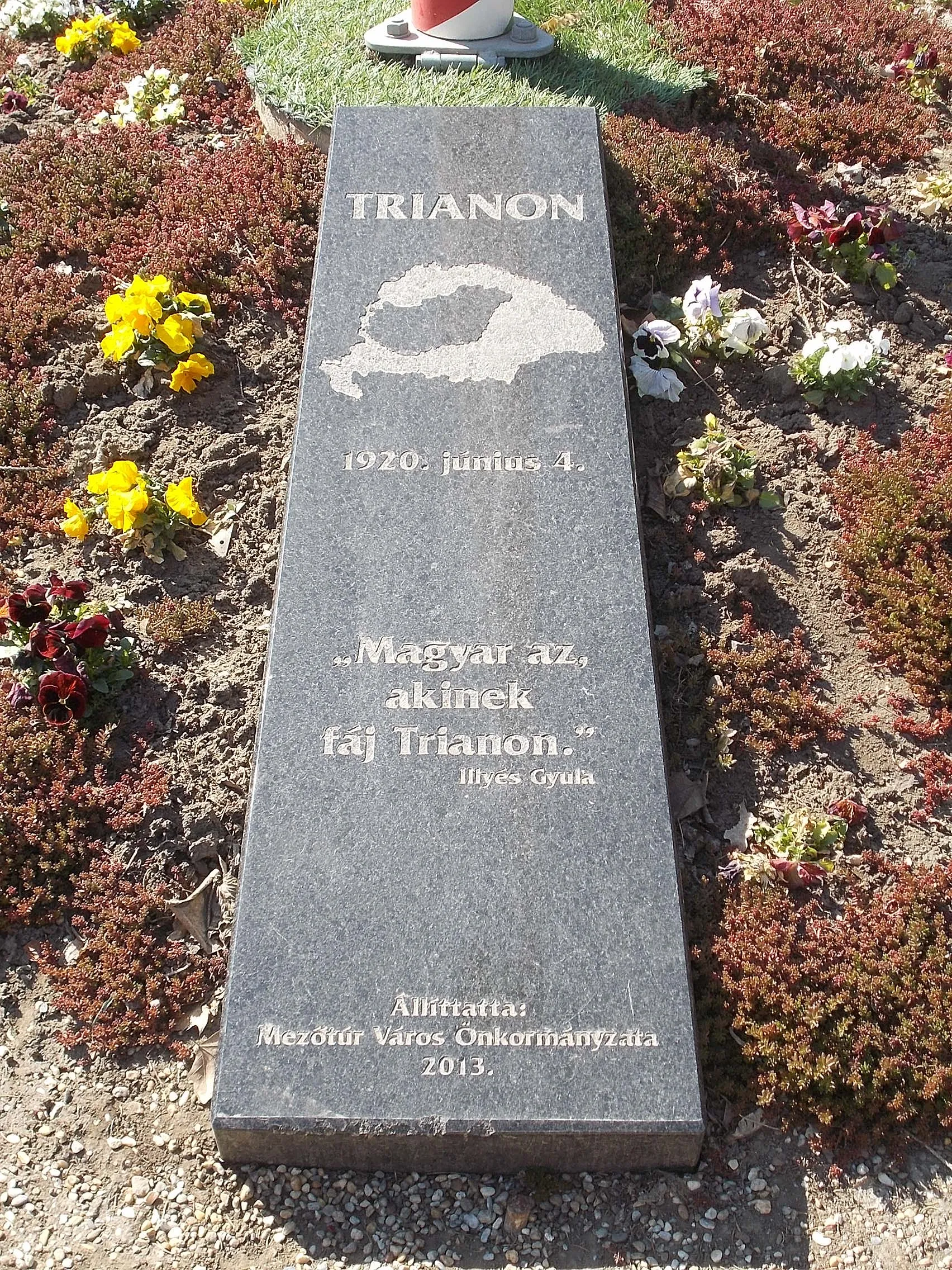 Photo showing: : Country Flag memorial detail, Trianon plaque (2013) with quotation by Gyula Illyés. - Kossuth square, Mezőtúr in Jász-Nagykun-Szolnok County, Hungary.