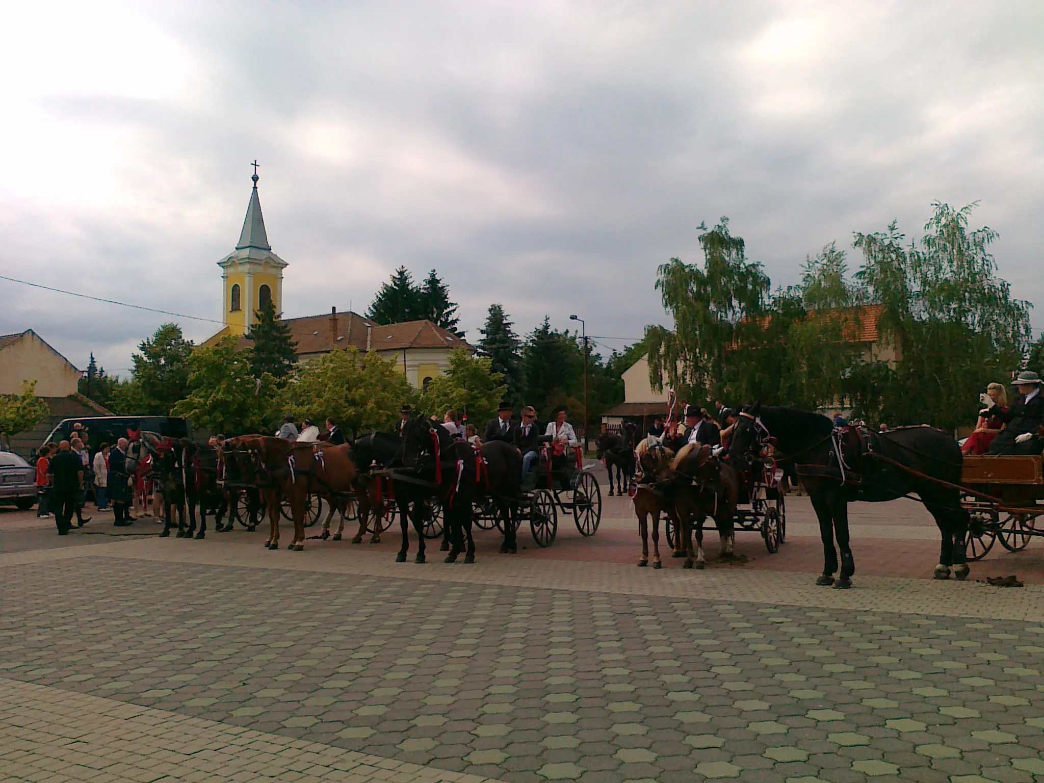 Photo showing: Lakodalmi fogatok a piactérnél