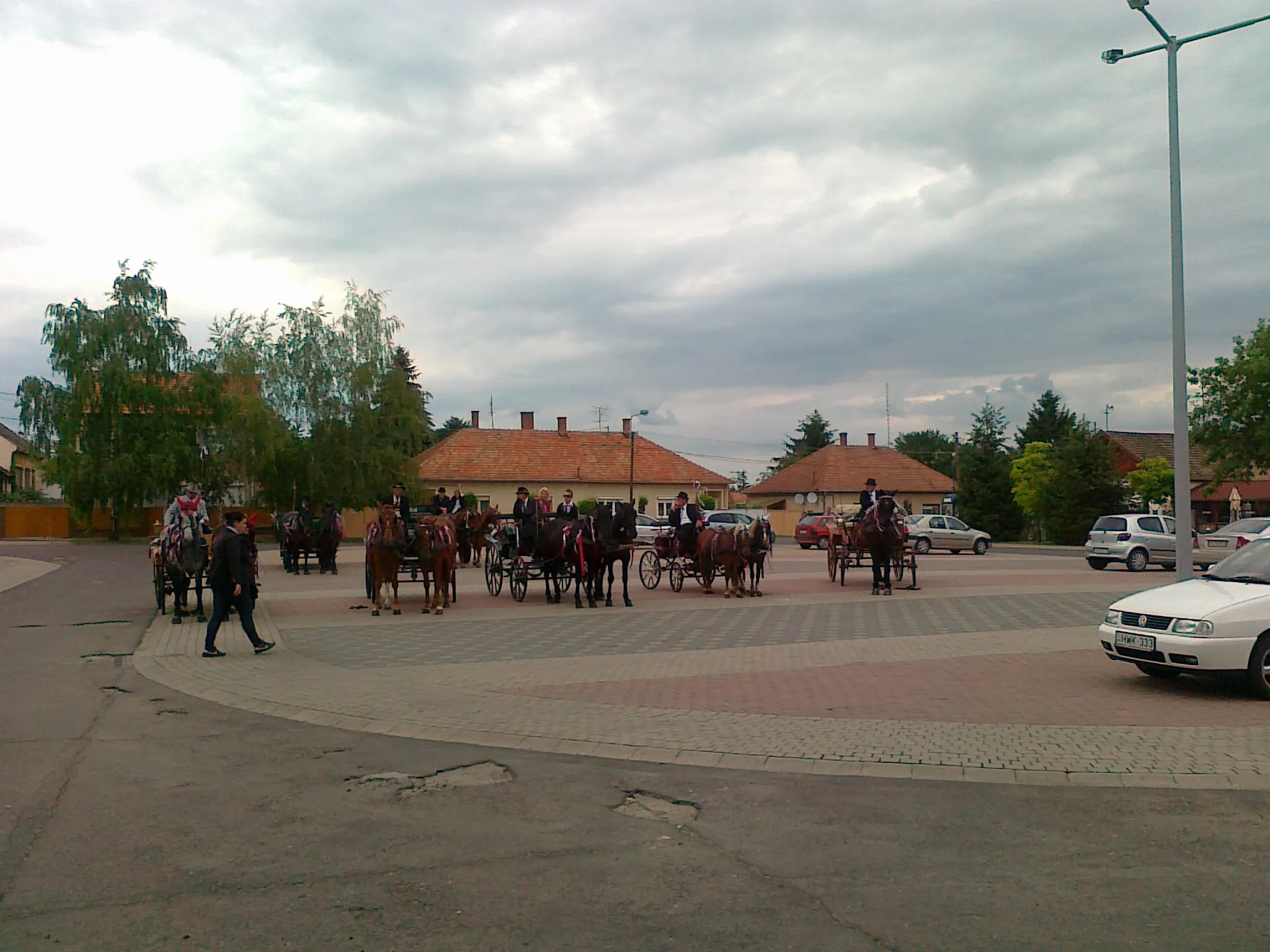 Photo showing: Lakodalmi fogatok a piactérnél