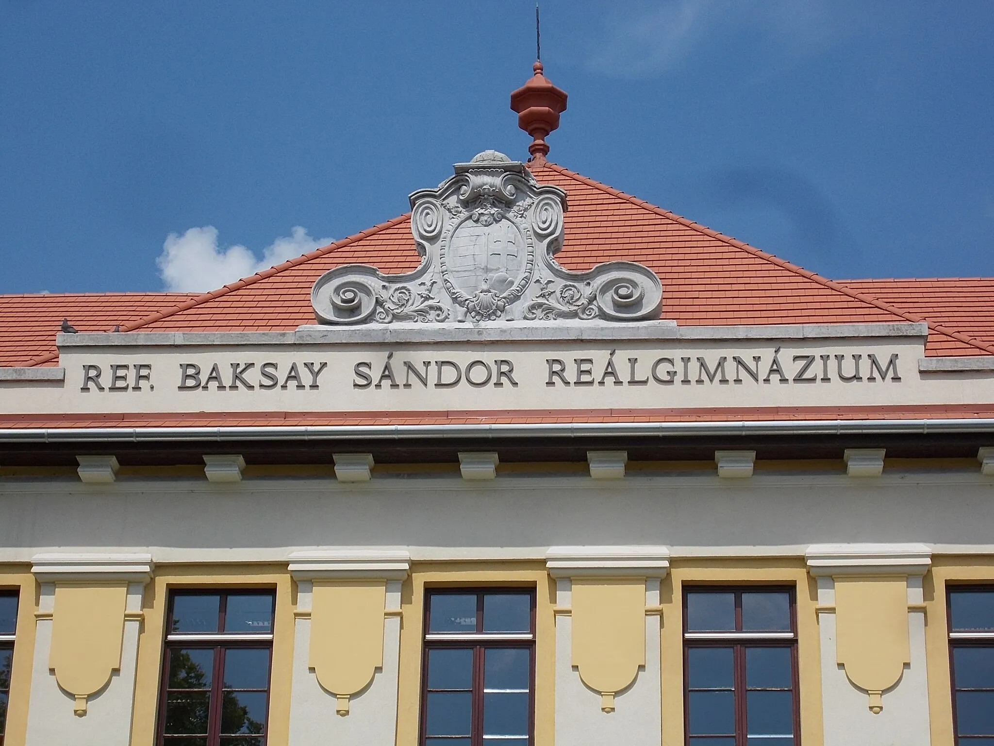Photo showing: : Reformed school complex, south building. Built in the early 20th century. - 17 Kálvin tér off, Downtown, Kunszentmiklós, Bács-Kiskun County, Hungary.
